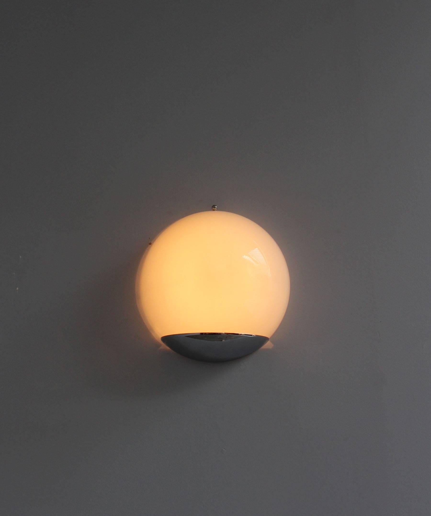 Jean Perzel : Une fine applique Art Déco française avec un diffuseur en verre émaillé en forme de demi-sphère monté sur une base chromée.