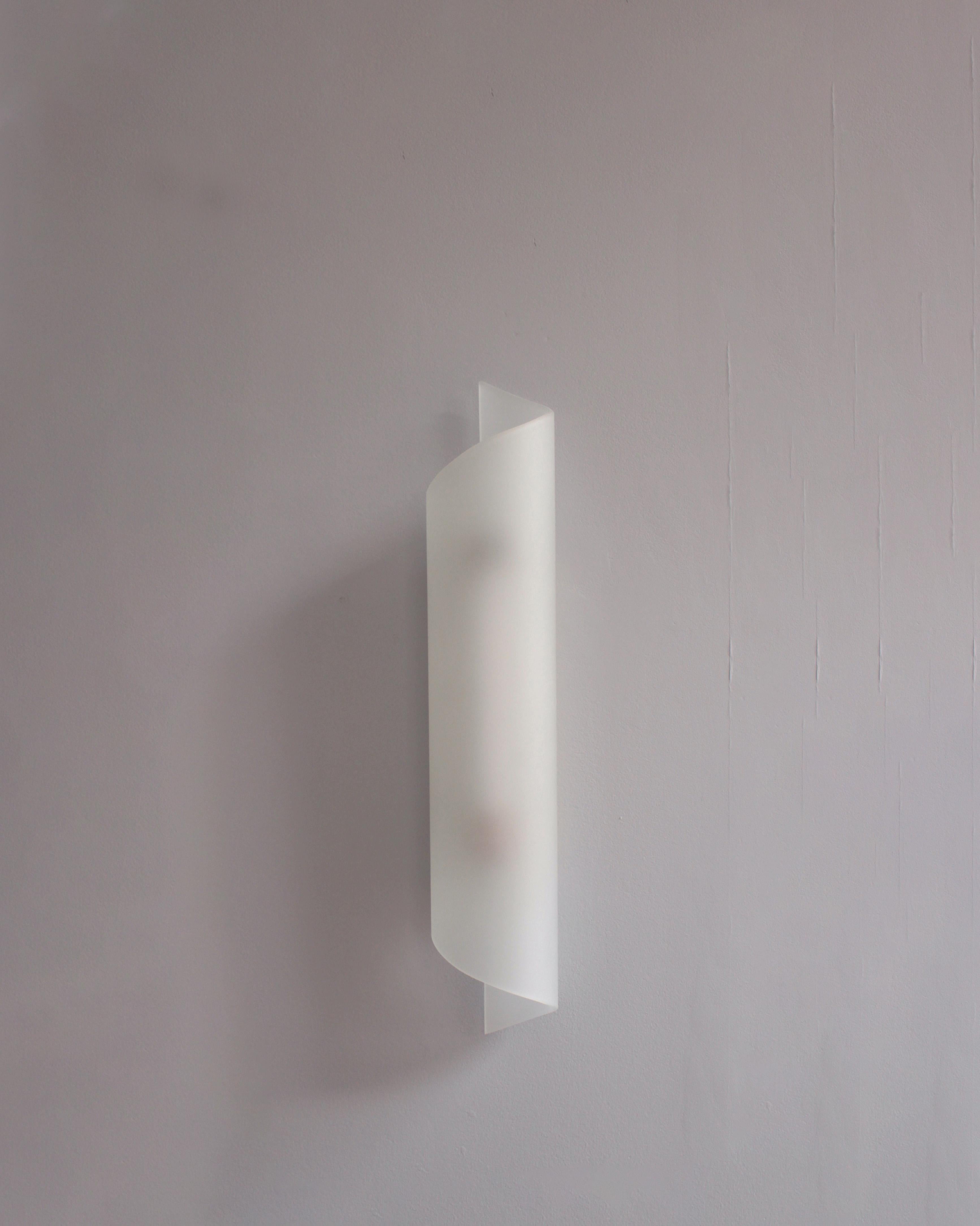 Jean Perzel (1892-1986) - Una raffinata applique francese in stile Art Déco con un diffusore in vetro a forma di voluta montato su una montatura in bronzo.