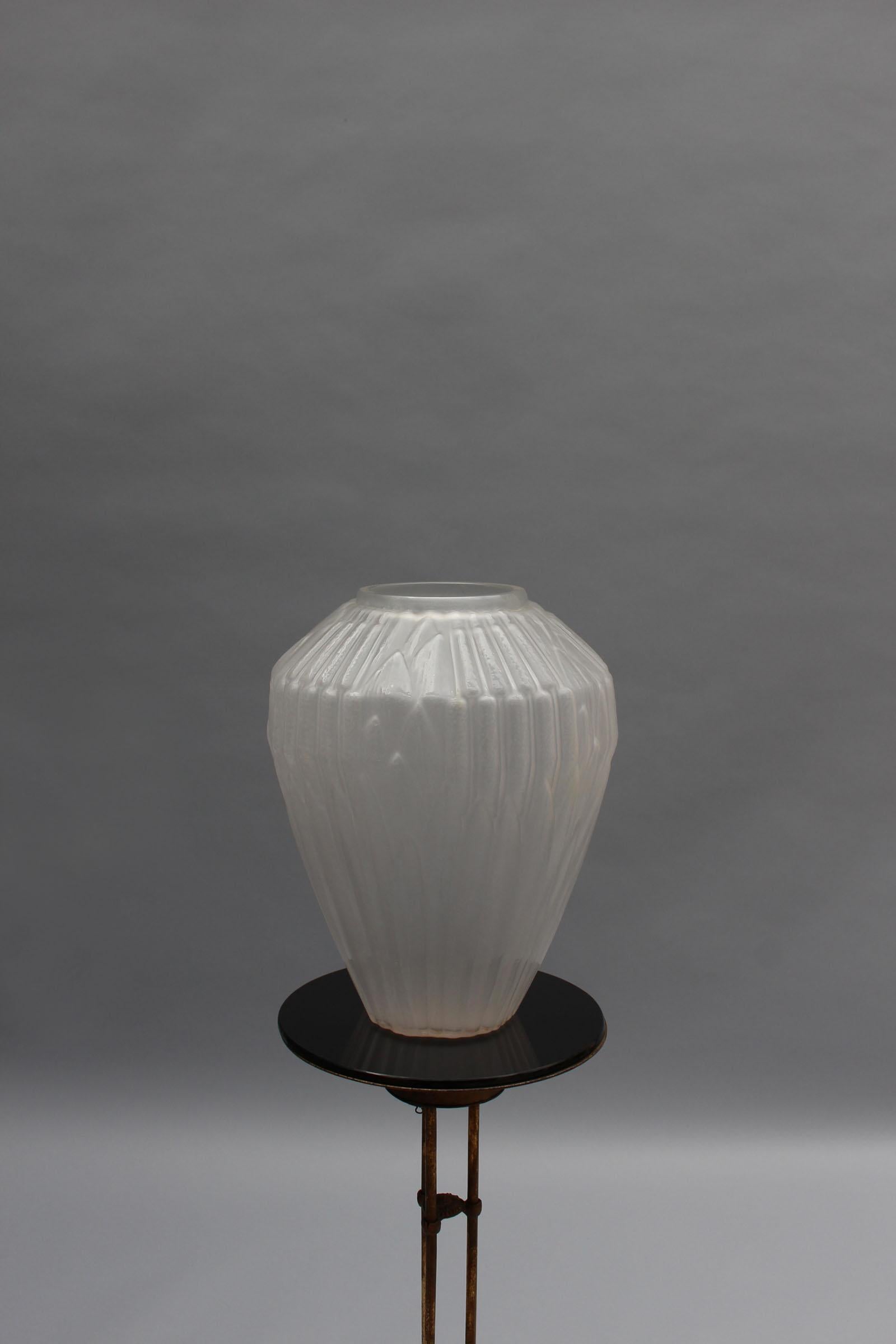 Andre Hunebelle (1896-1985) - Un bel vaso francese degli anni '30 in vetro smerigliato modellato con un motivo Art Deco a 