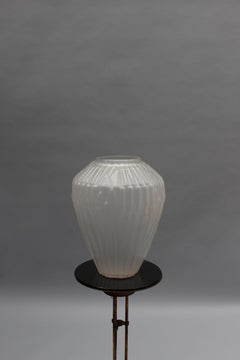 Feine französische 1930er Jahre Milchglas ""Roseaux"" Vase von André Hunebelle