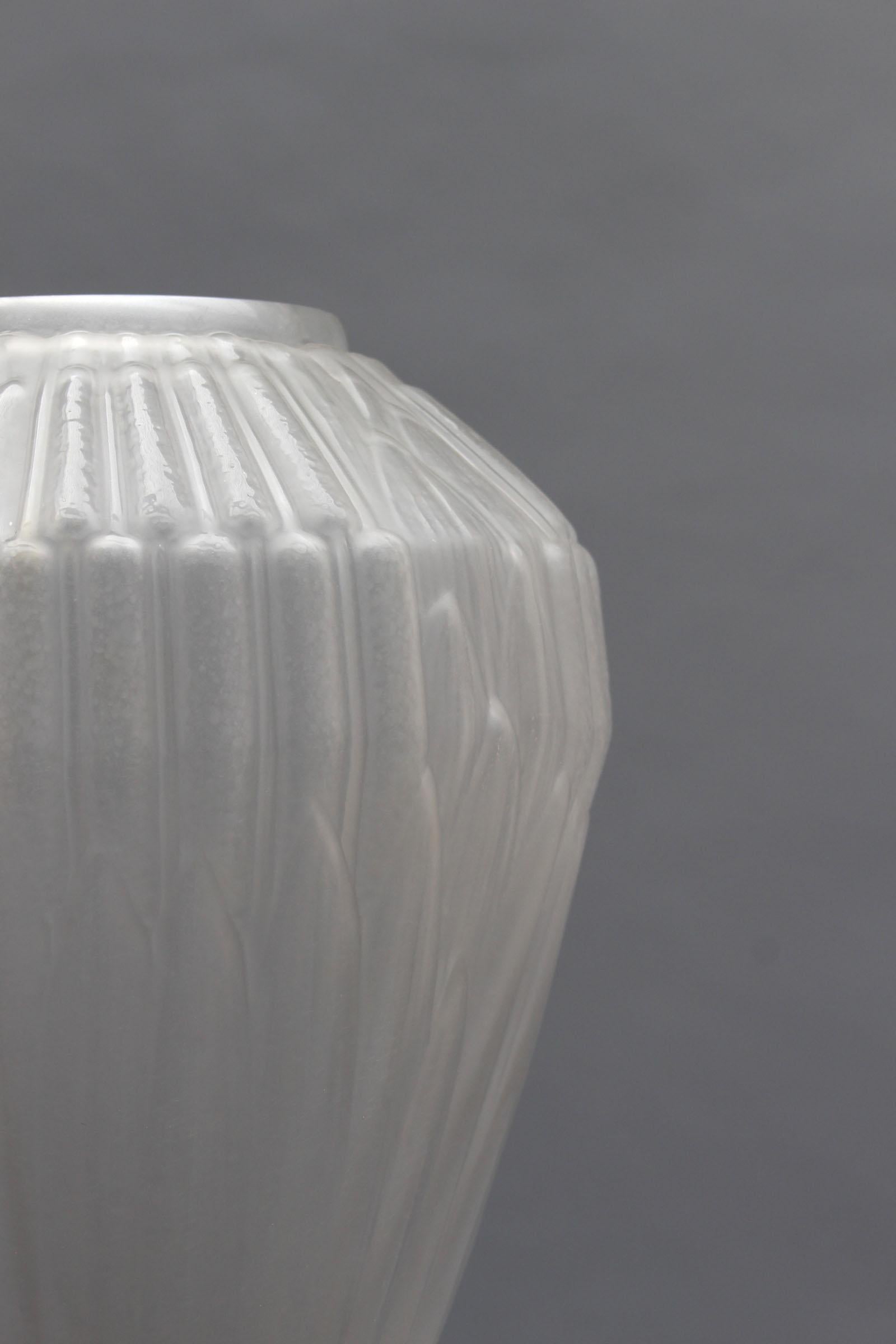 Milieu du XXe siècle Vase en verre dépoli 
