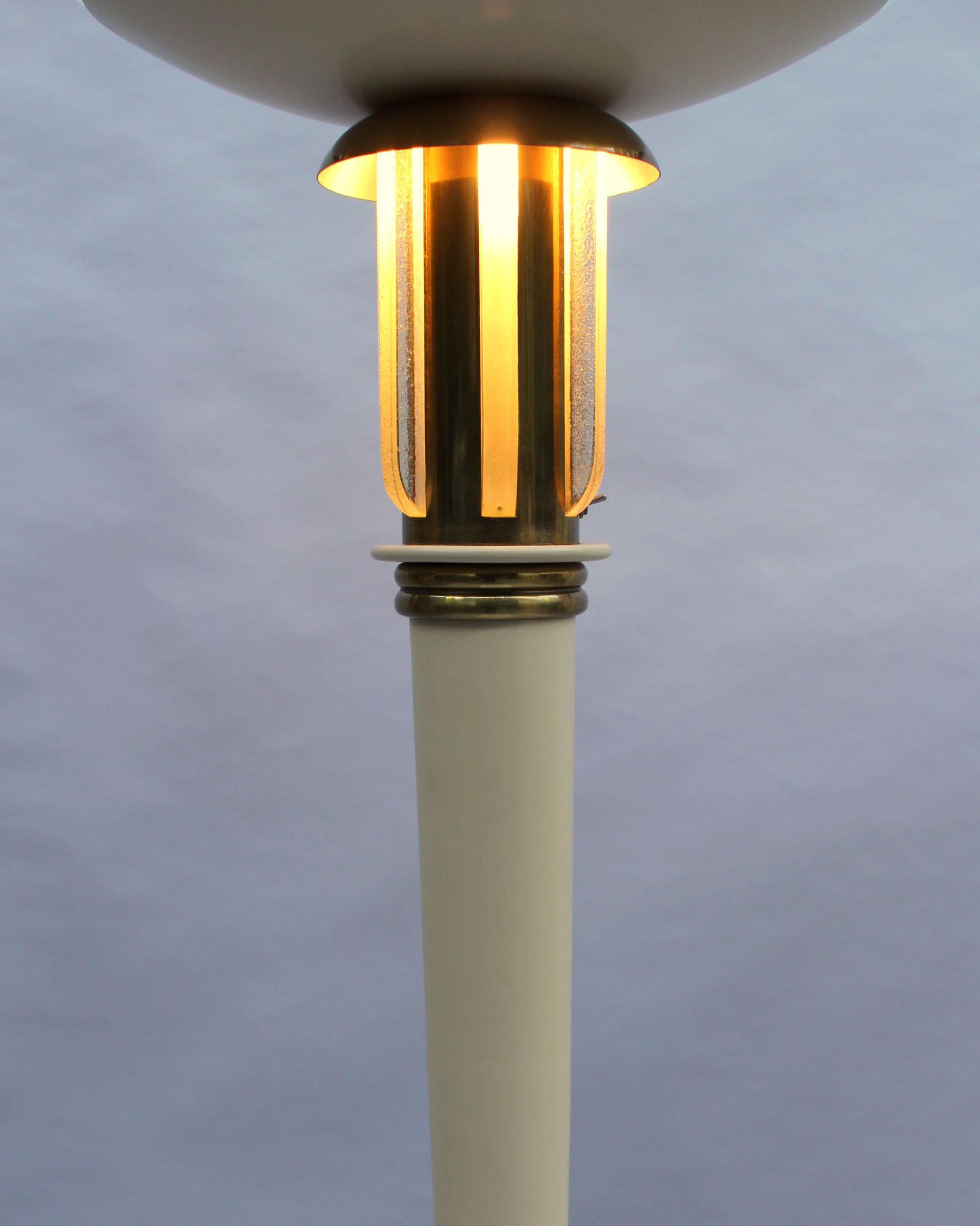 Lámpara de pie francesa Art Decó lacada con detalles de cristal y latón mediados del siglo XX en venta