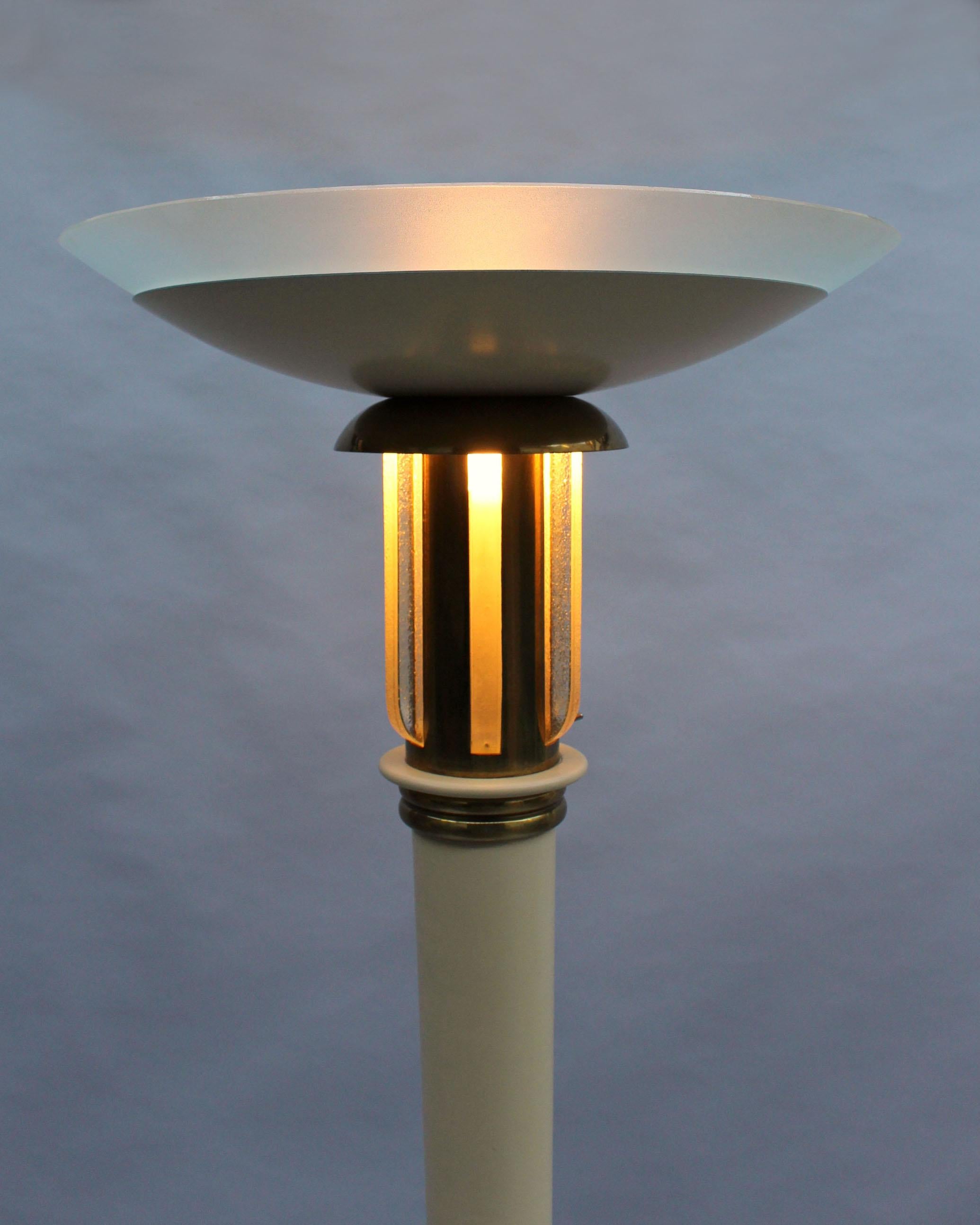 Lámpara de pie francesa Art Decó lacada con detalles de cristal y latón en Bueno estado para la venta en Long Island City, NY