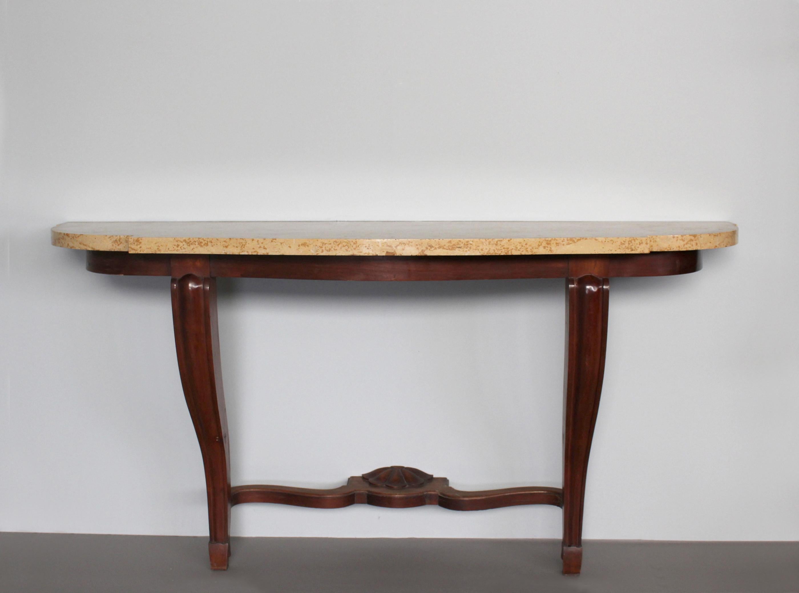 Raffinata console francese in mogano Art Deco con piano in marmo alla maniera di Arbus in stile neoclassico.
Sono disponibili anche un tavolo da pranzo e 12 sedie abbinate - vedi immagini -.