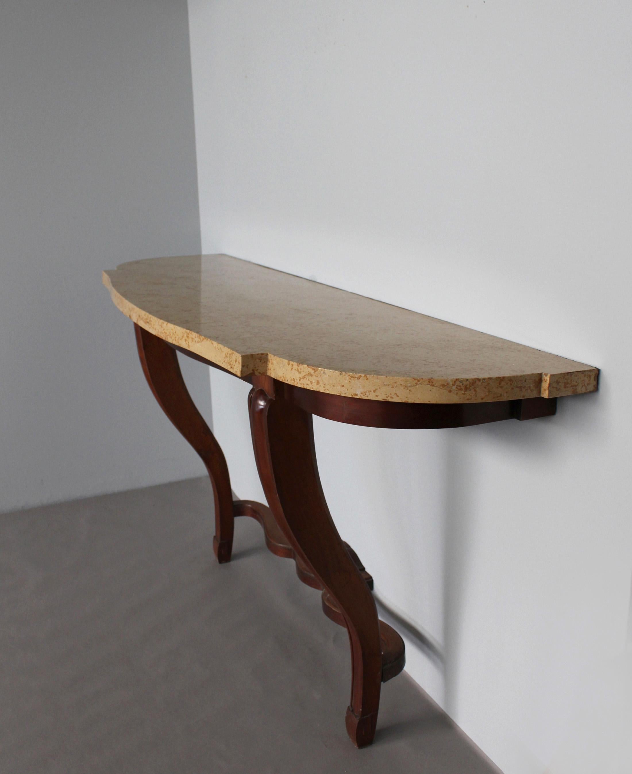 Metà XX secolo Raffinata console francese Art Deco in mogano e marmo alla maniera di Arbus in vendita