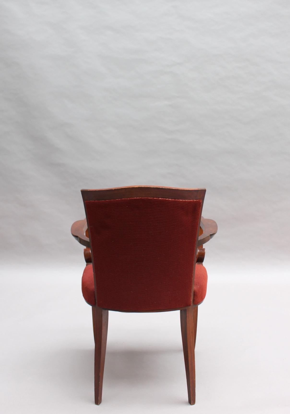 Französischer Mahagoni-Sessel im Art déco-Stil von Jules Leleu (Stoff) im Angebot