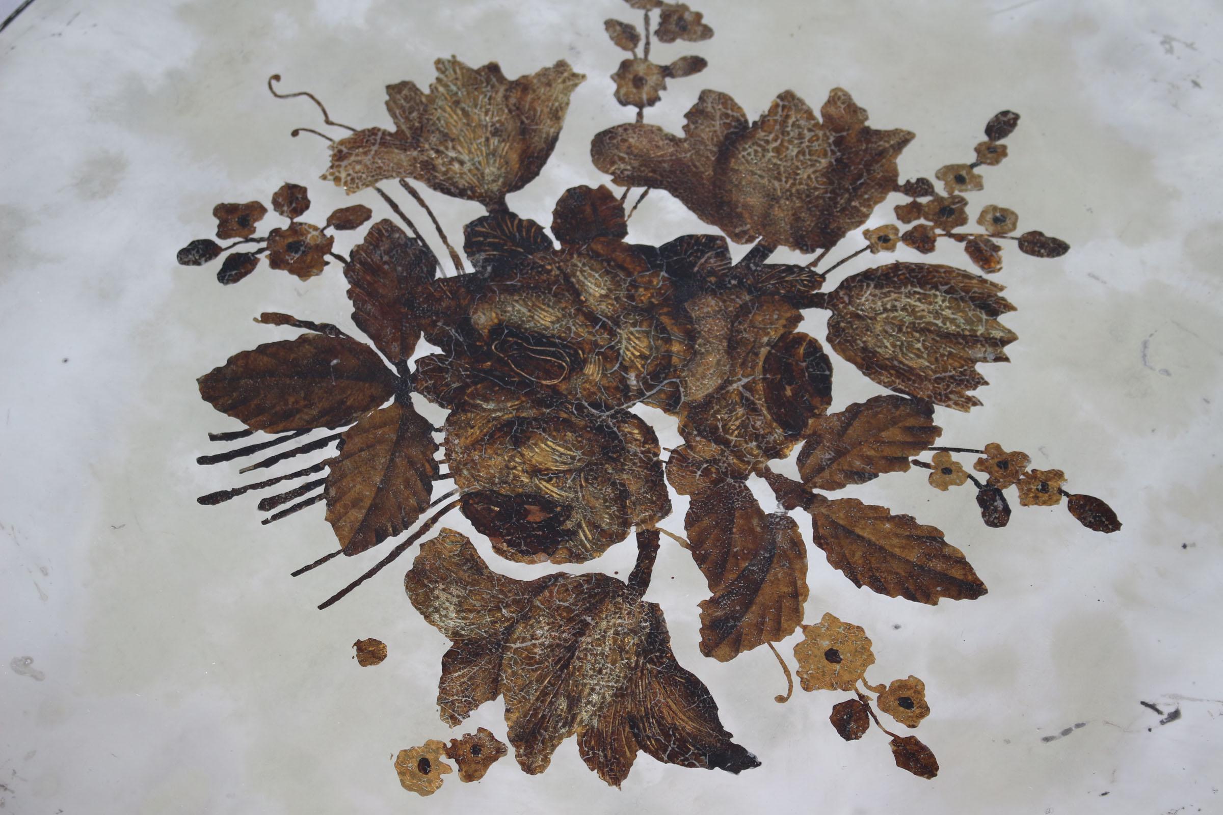 Guéridon en acajou de l'Art Déco français avec un plateau en verre églomisé en vente 3