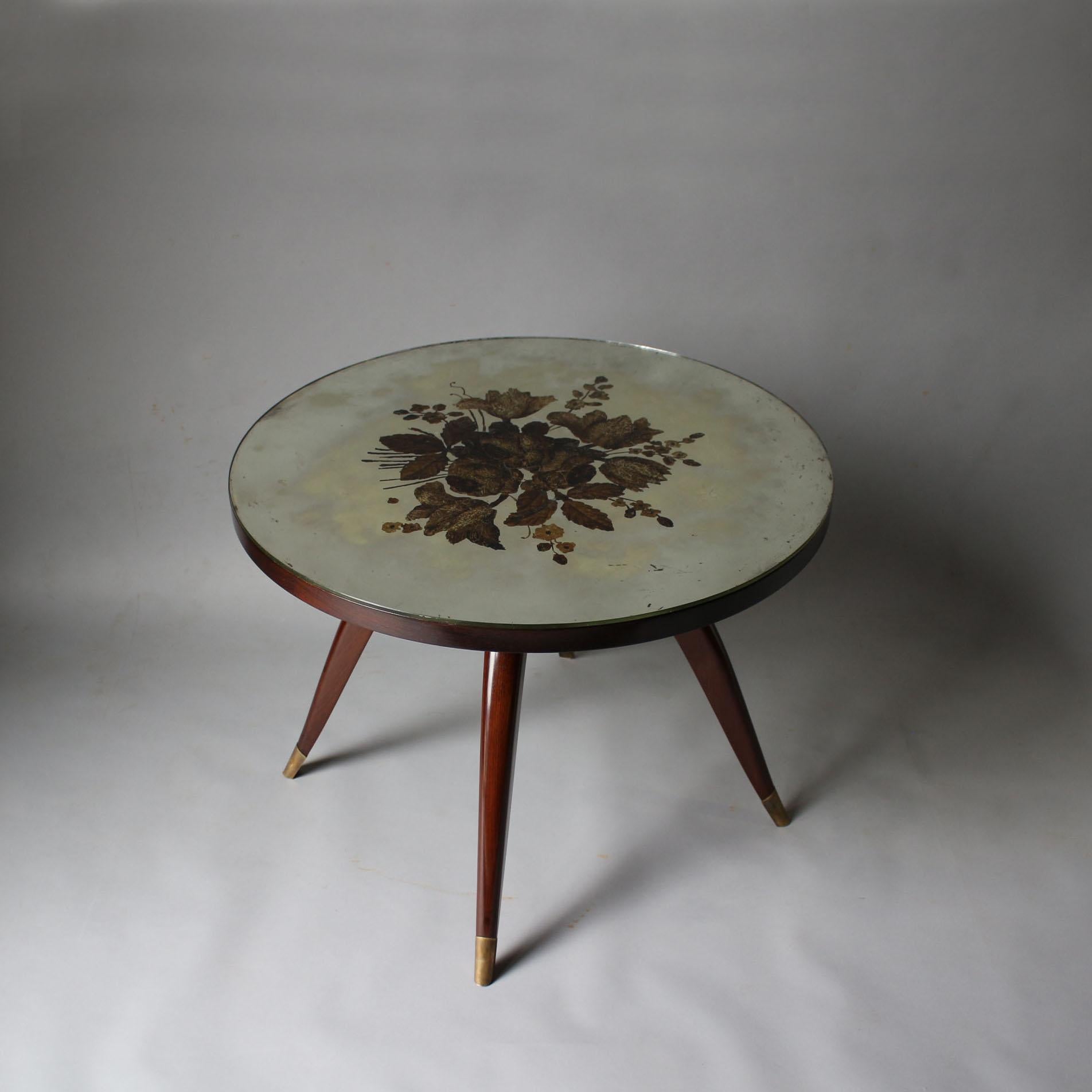 Milieu du XXe siècle Guéridon en acajou de l'Art Déco français avec un plateau en verre églomisé en vente