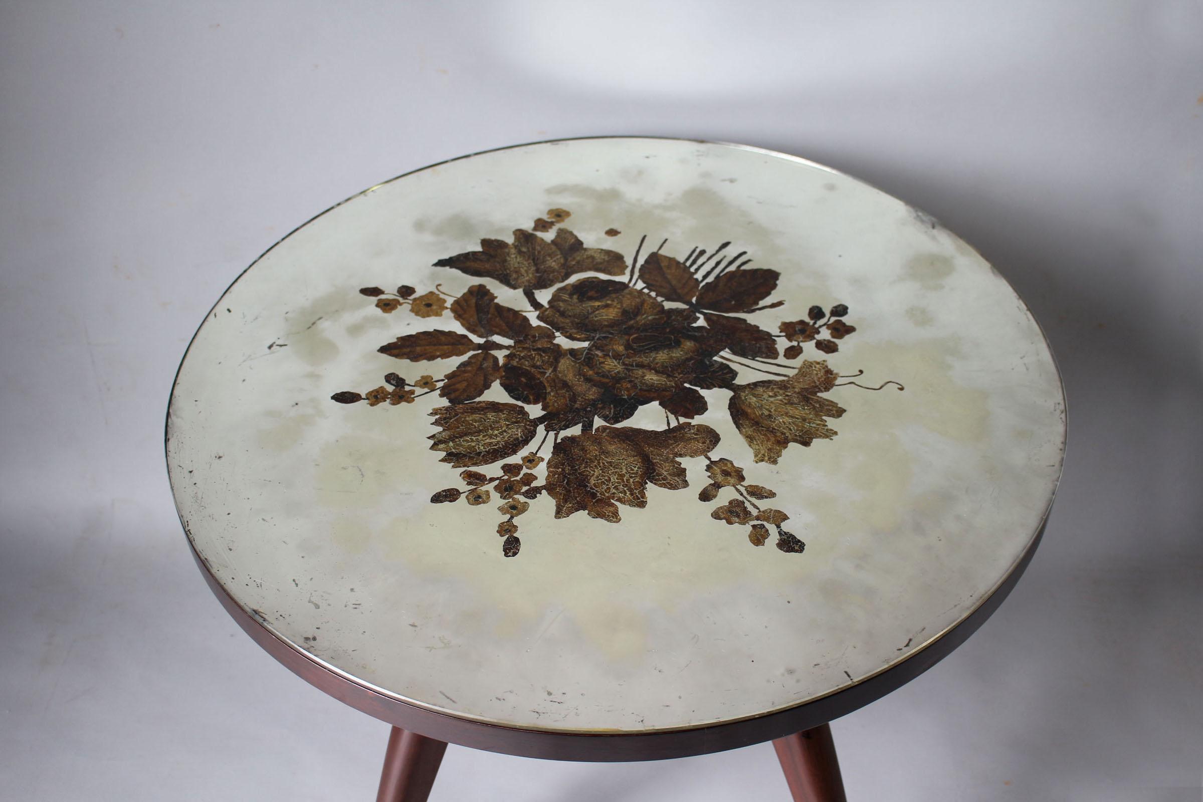 Guéridon en acajou de l'Art Déco français avec un plateau en verre églomisé en vente 1