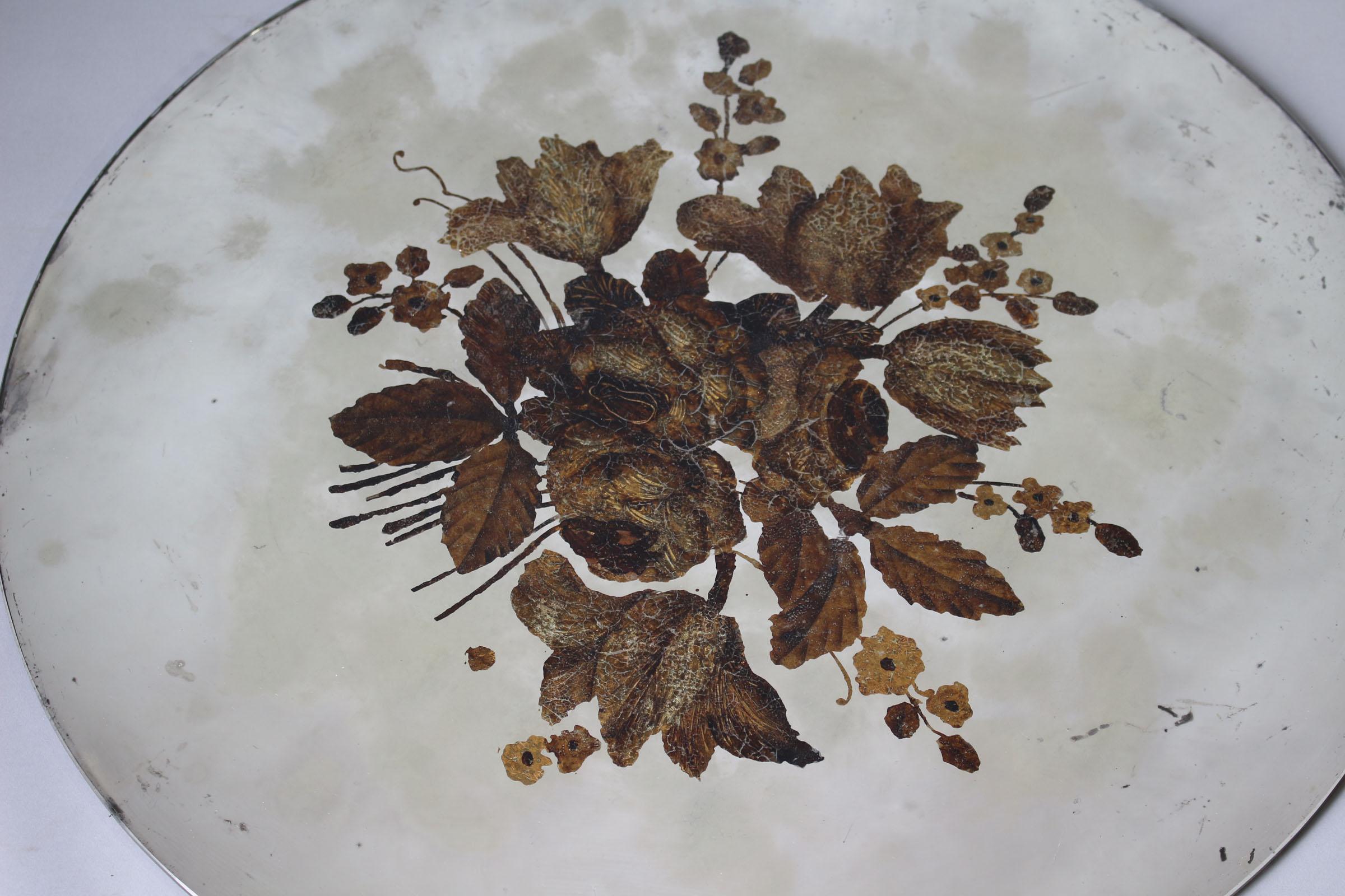 Guéridon en acajou de l'Art Déco français avec un plateau en verre églomisé en vente 2