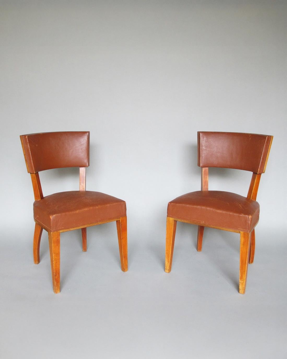 Chaise de salle à manger en acajou des années 1930 avec revêtement en cuir d'origine.
Attribué à Adnet.