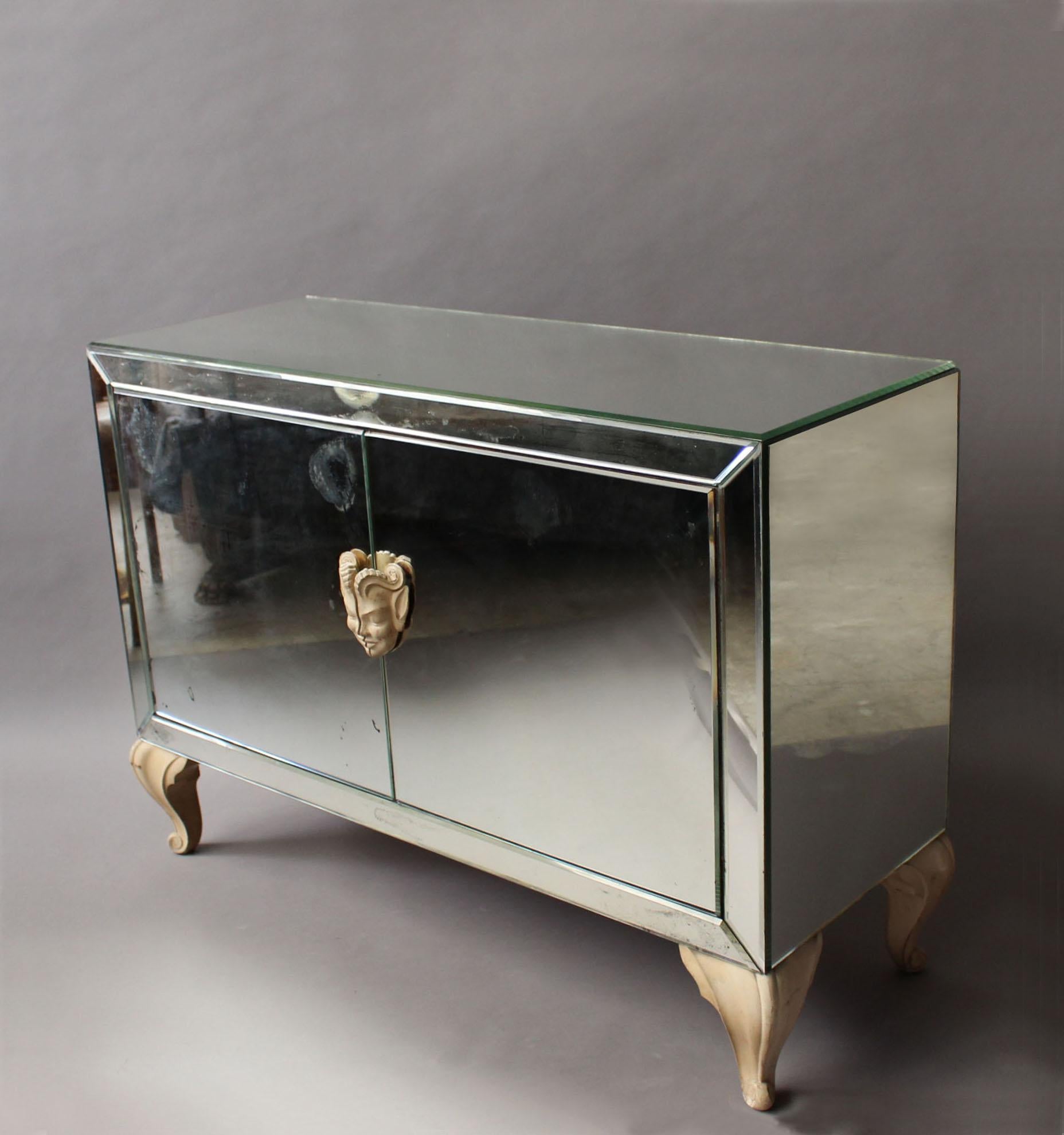 Metà XX secolo Raffinato buffet o commode francese in stile Art Déco con gambe e maniglie in legno in vendita