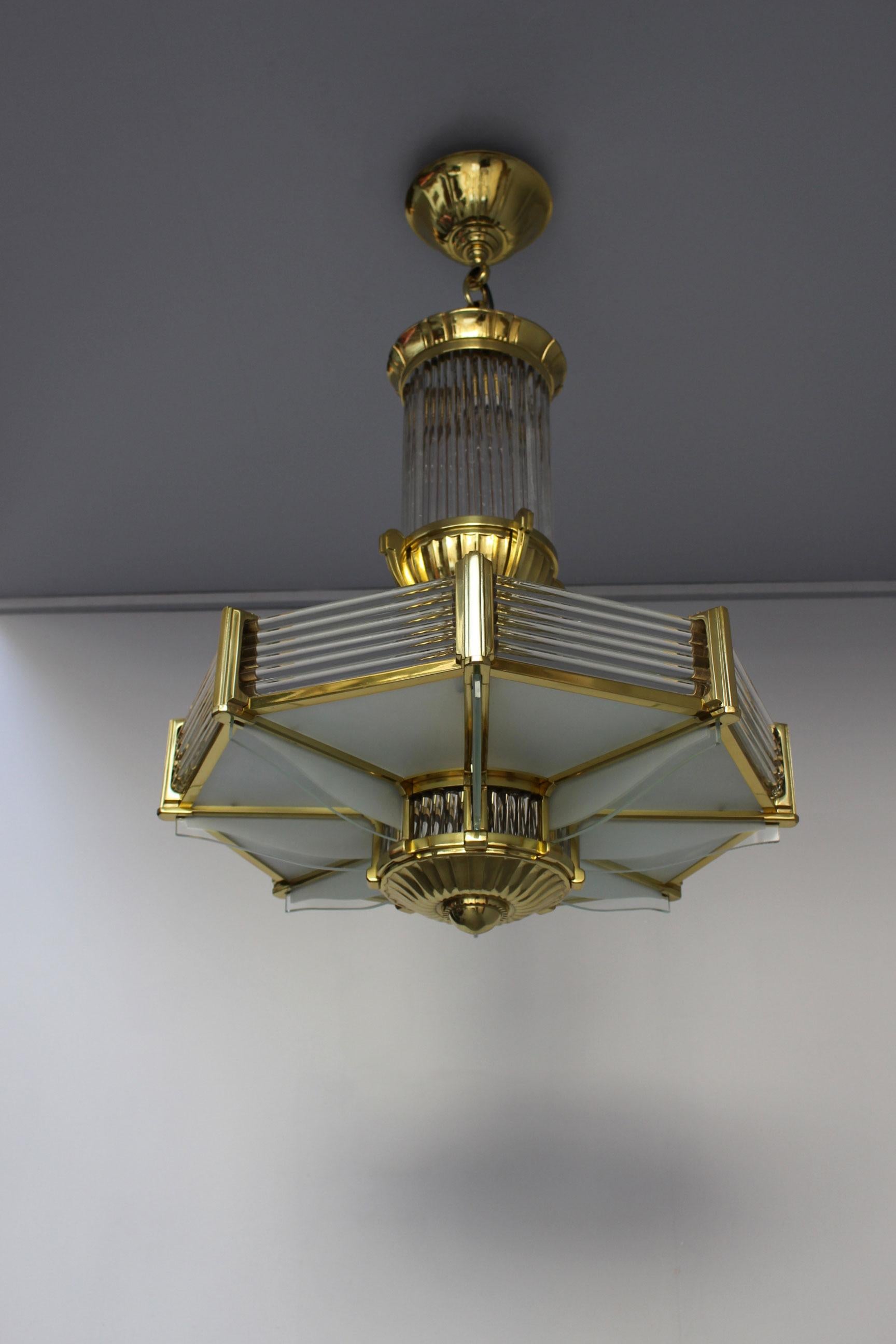 Lámpara octogonal francesa Art Decó de bronce y cristal de Petitot mediados del siglo XX en venta