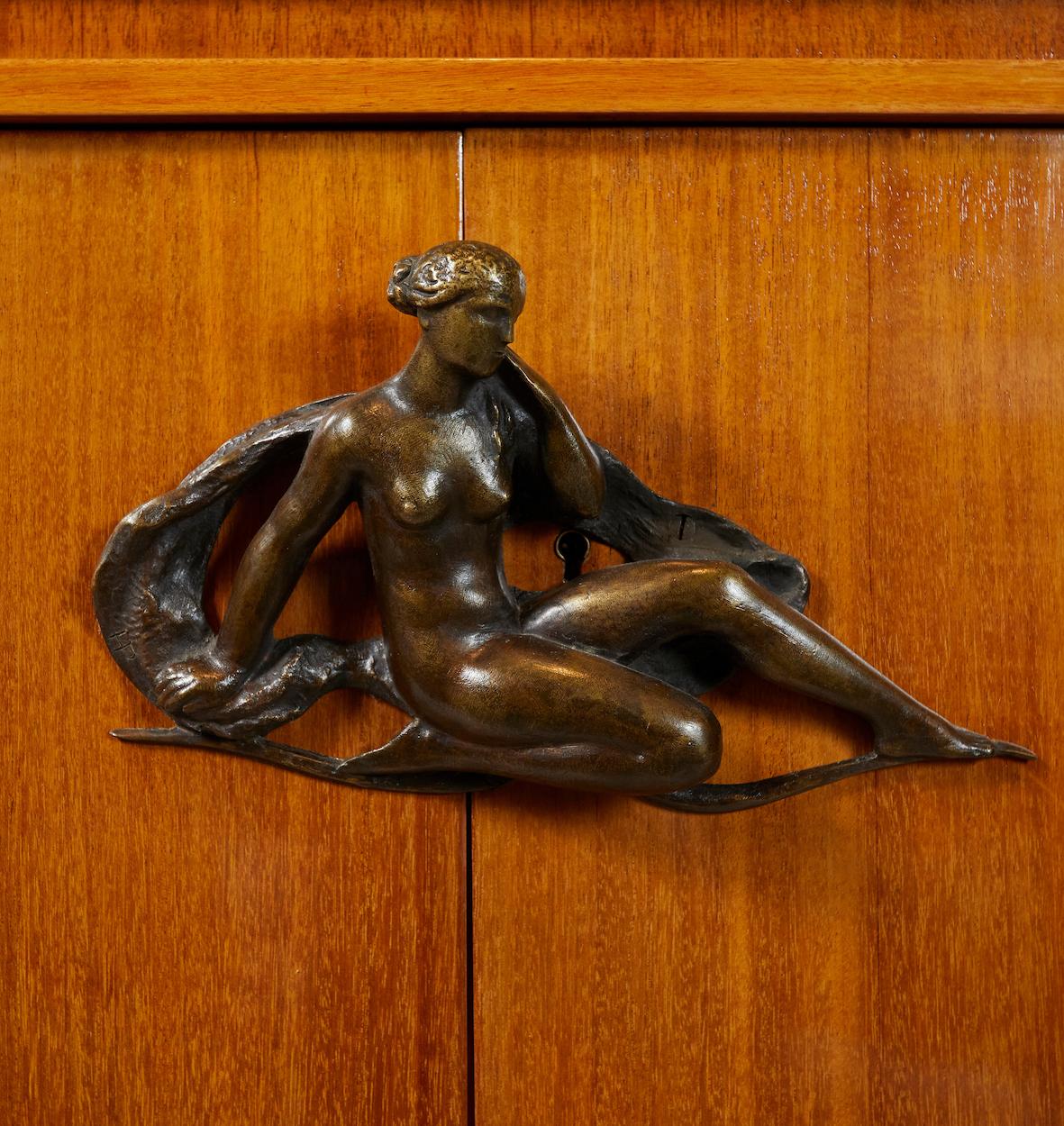 Enfilade de buffet en acajou d'époque Art Déco par André Arbus, acajou poli et blanchi sur carcasse de chêne. La figure féminine en bronze patiné située à l'avant et au centre du buffet a été conçue et exécutée par Vadim Androusov pour André Arbus.