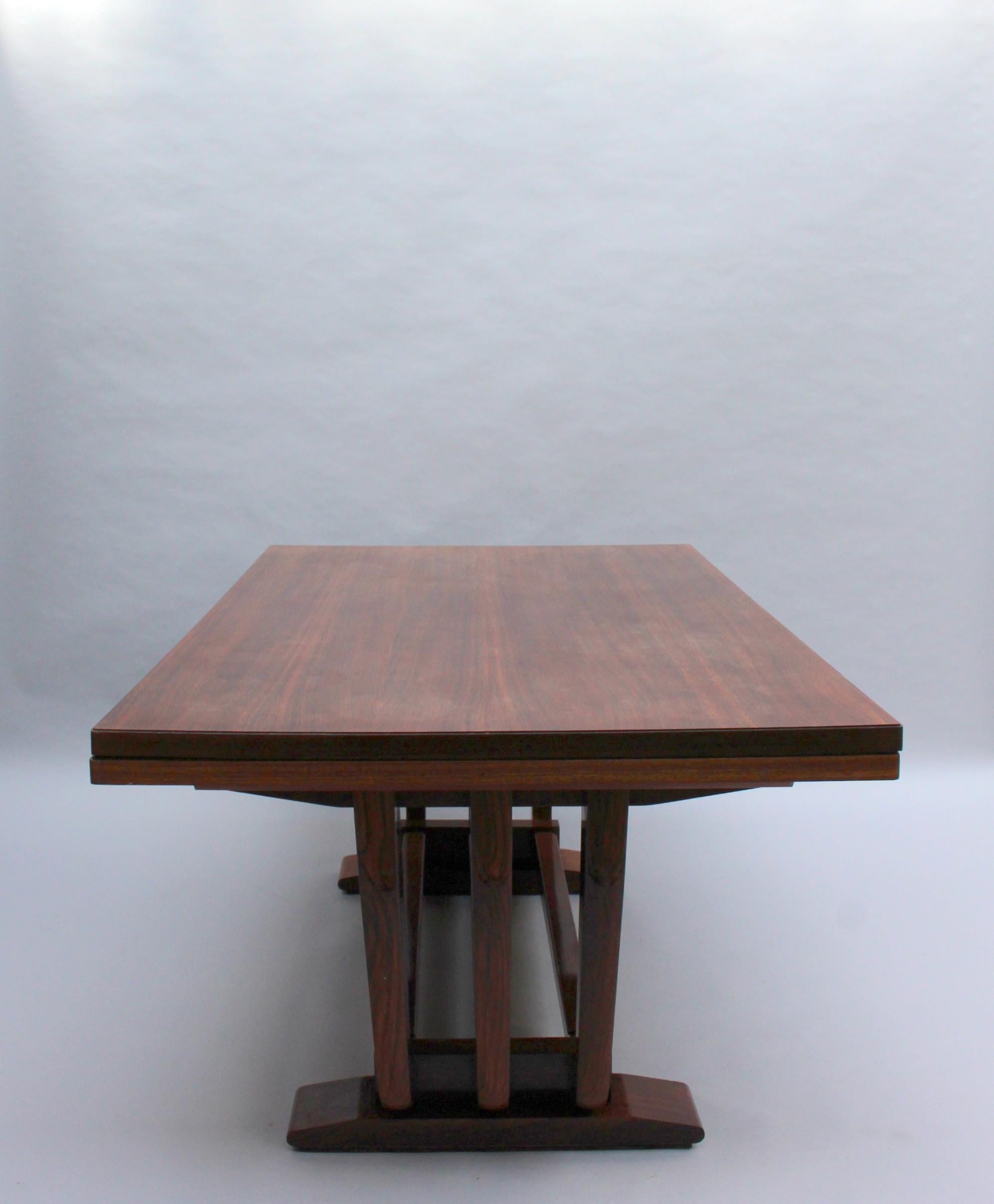 Une belle table à manger/écriture Art Déco française en bois de rose par Maxime Old.
Les feuilles ne sont pas utilisables.
Signé.