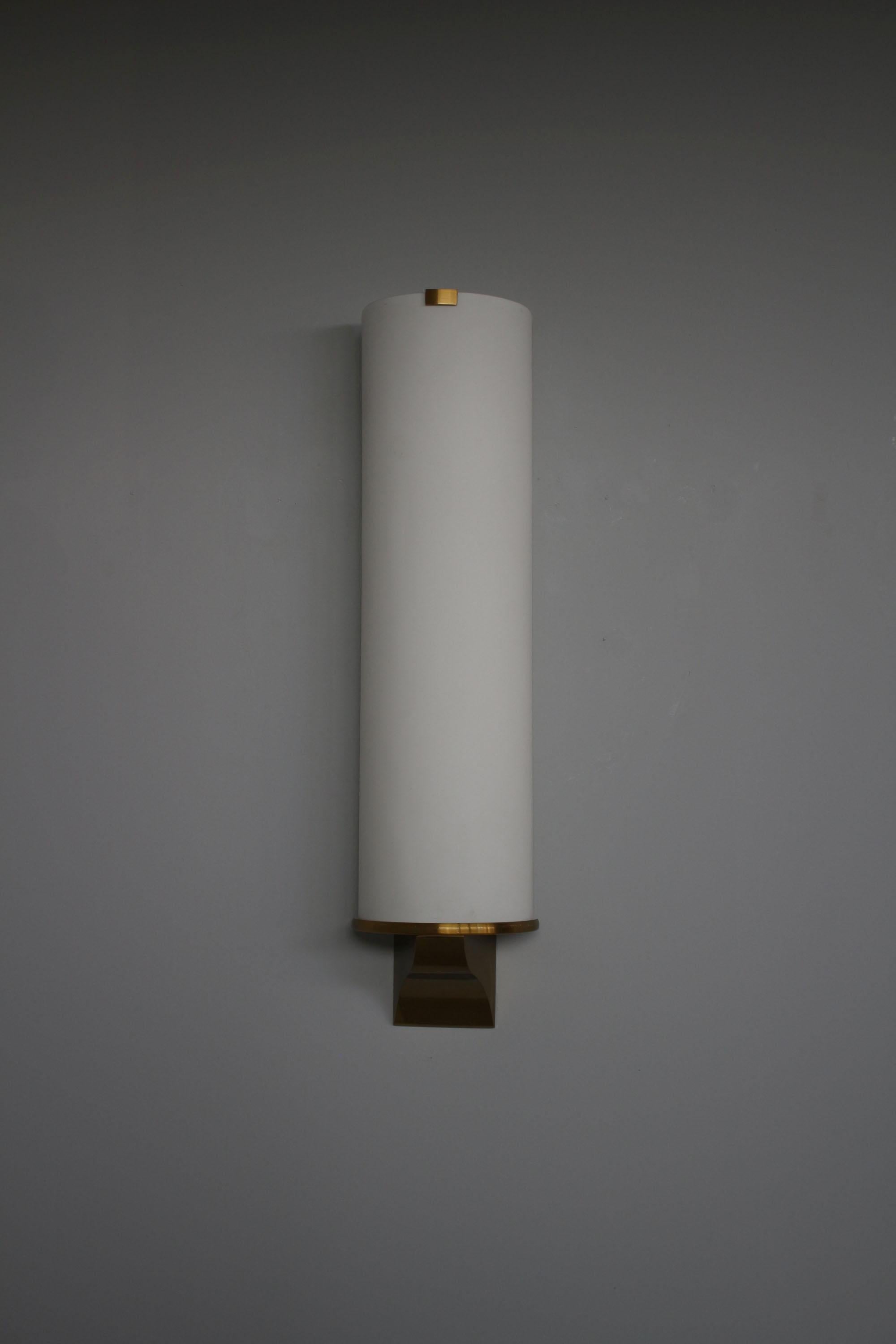 Atelier Perzel - A fine French Art Deco semi cylinder shape optical glass wall light supported by a bronze mount.