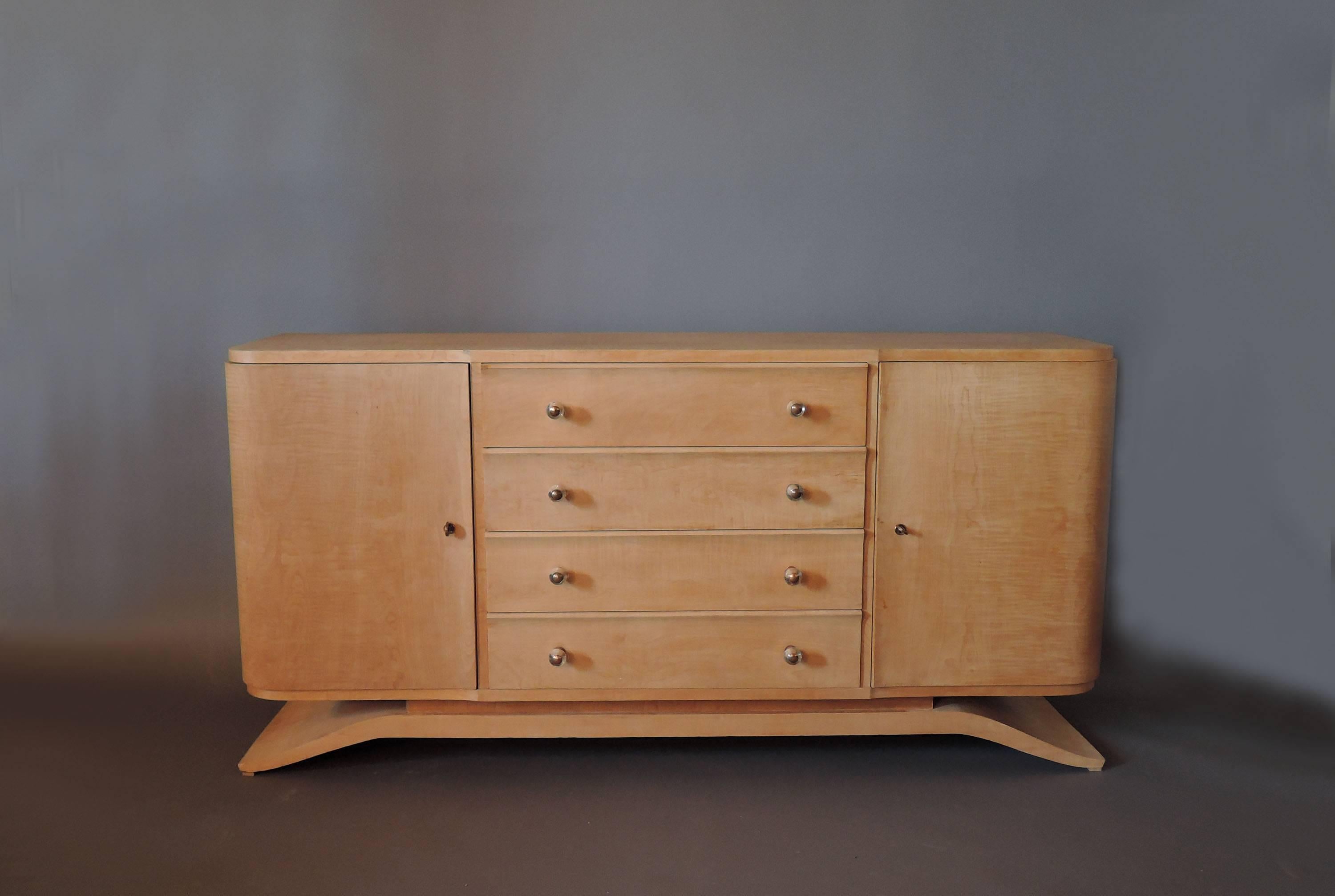 A four drawers and two doors sycamore chest of drawers with glass and bronze knobs.
Attributed to Suzanne Guiguichon.
Price includes refinishing (satin finish).