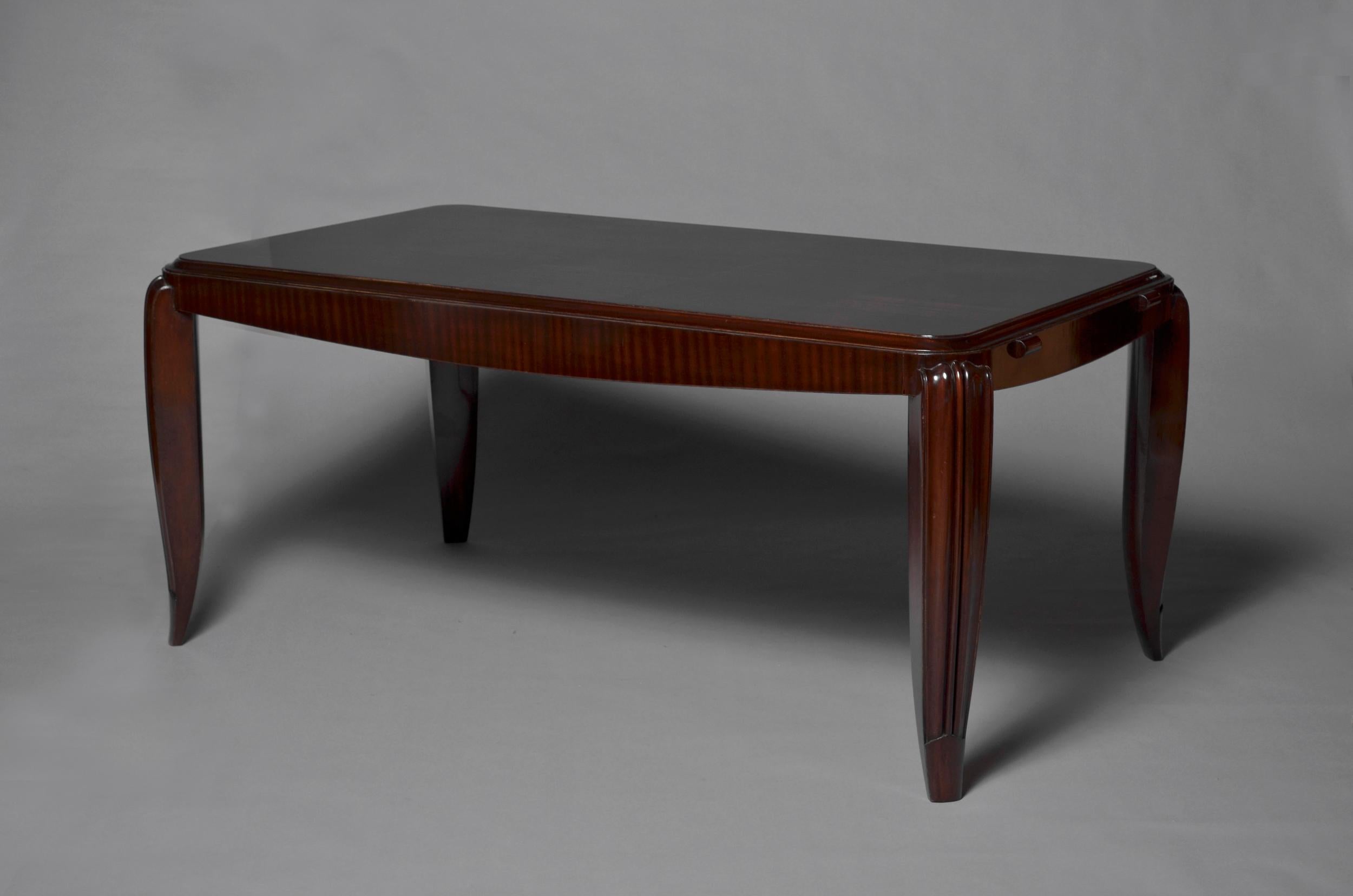 A Fine French Art Deco Mahogany Dining Table in the manner of Jean Pascaud For Sale 1