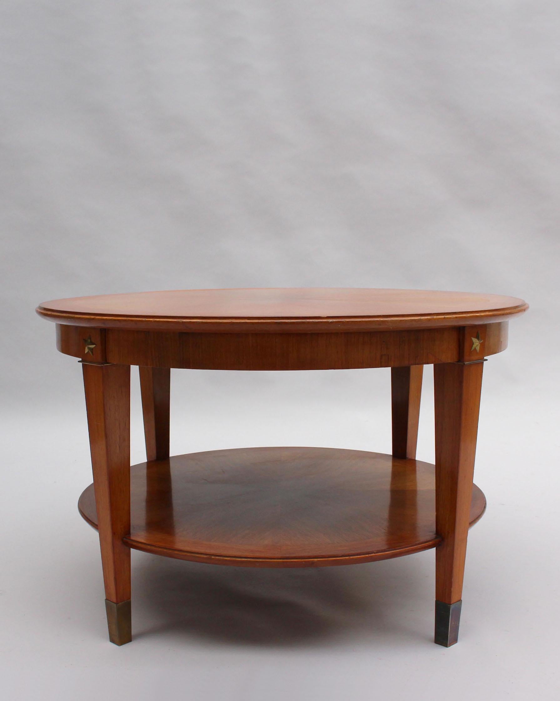 Maison Dominique : fondée en 1922 par André Domin et Marcel Genevriere.
Guéridon - table basse à deux niveaux en placage de bois de soleil Art Déco français avec des détails en bronze.
Bibliographie : 