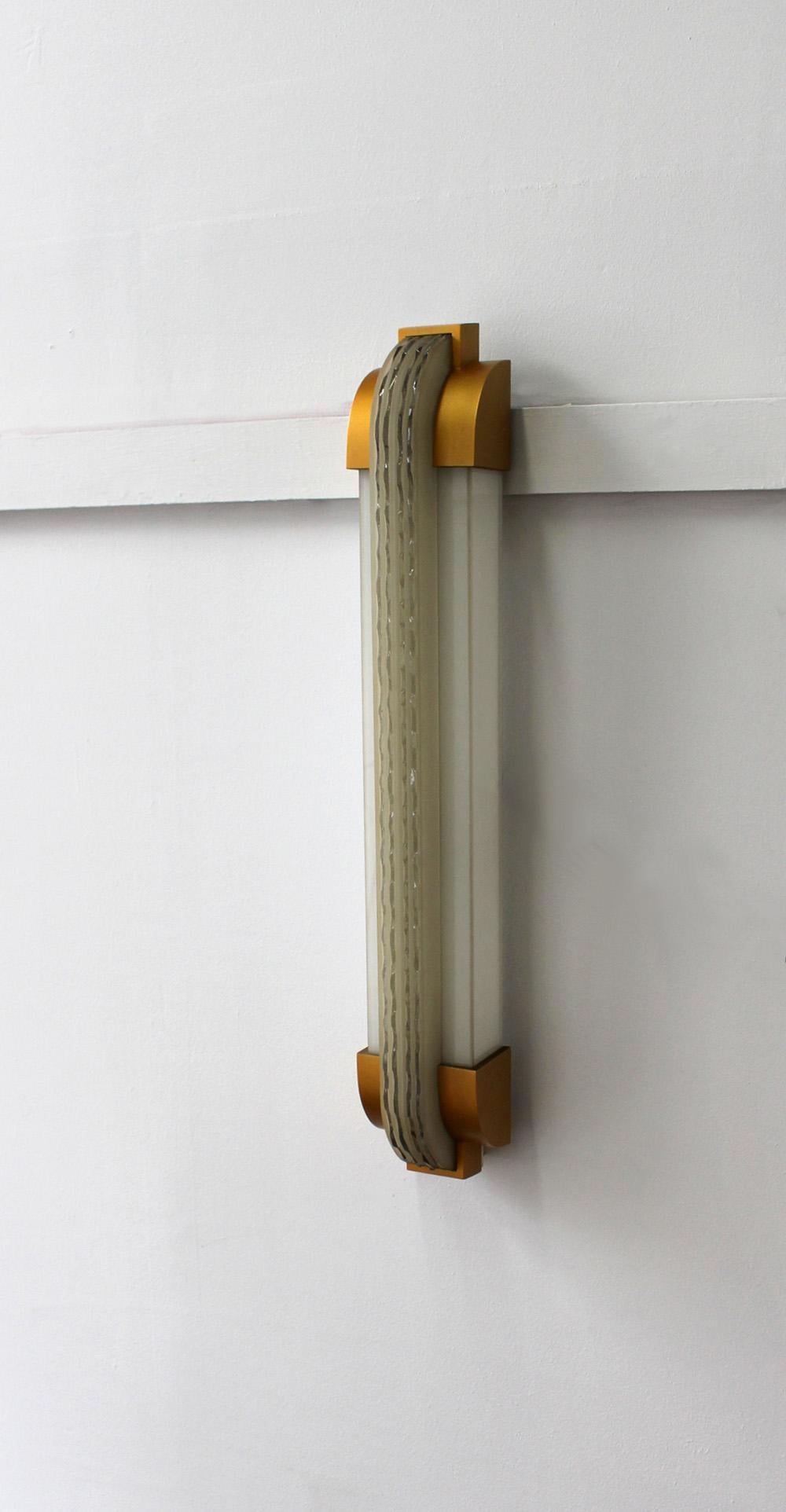 Mid-20th Century Fine French Art Deco Vertical Wall Light in Bronze and Glass by Jean Perzel For Sale