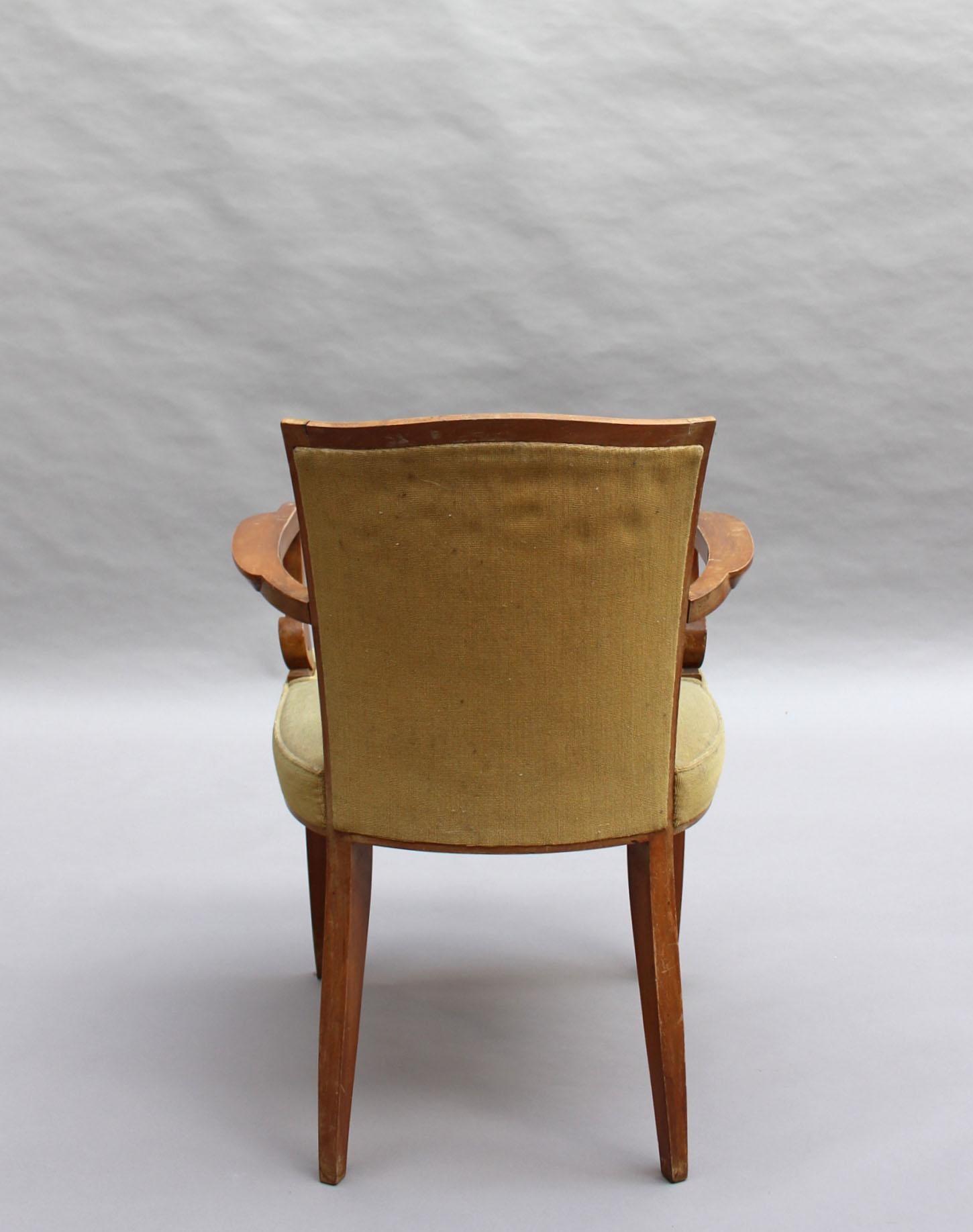 Français Fauteuil Art Déco français en noyer par Jules Leleu en vente