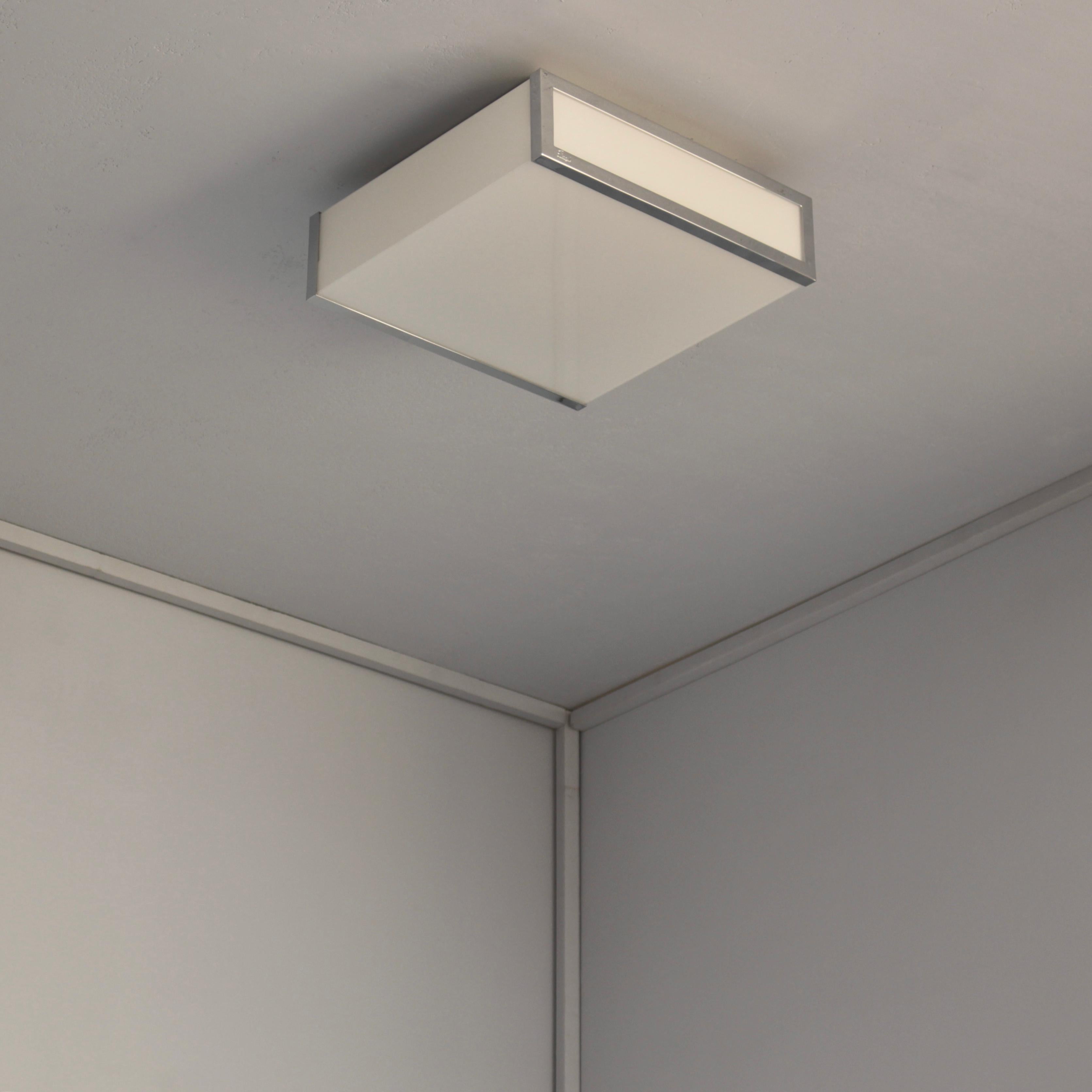 Con una montatura cromata minimalista che sostiene il vetro smaltato bianco, diffondendo un'immagine piacevole e  luce intensa.
Può essere utilizzata come lampada da soffitto o da parete.
  