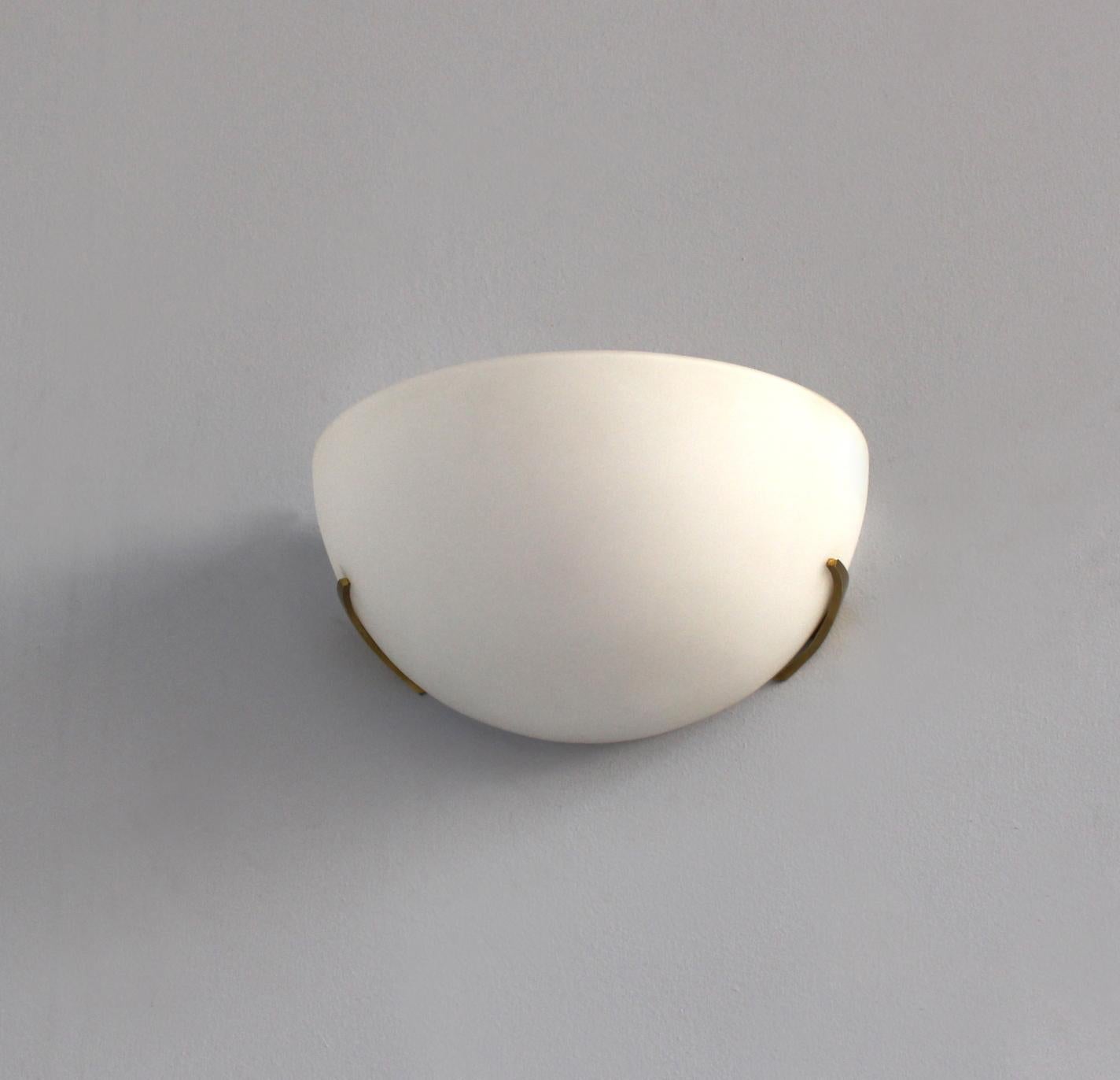 Fine French Art Deco White Opaline and Bronze Sconce by Perzel In Good Condition In Long Island City, NY