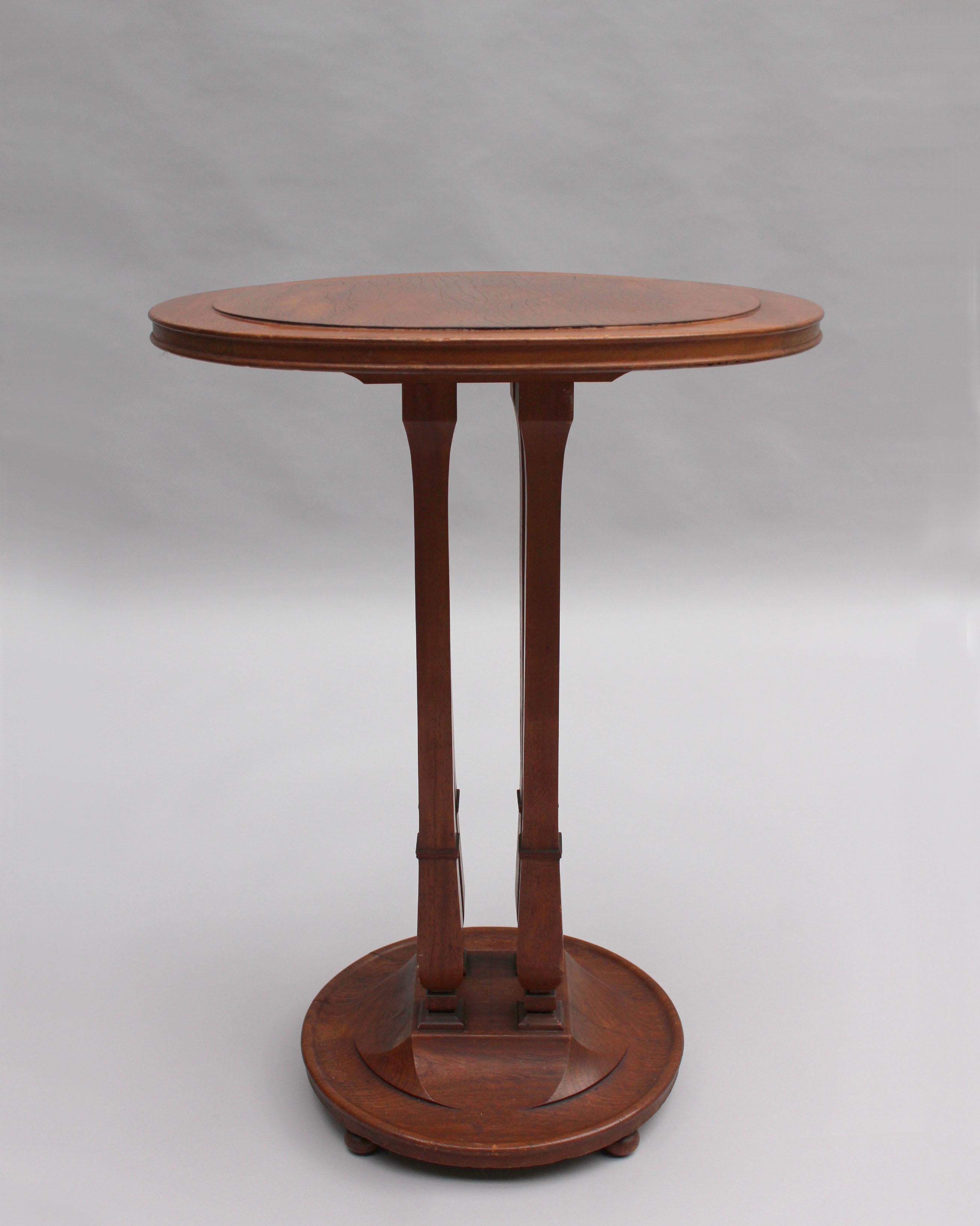 Français Guéridon en noyer Art Déco de Tony Selmersheim de style Art nouveau français en vente