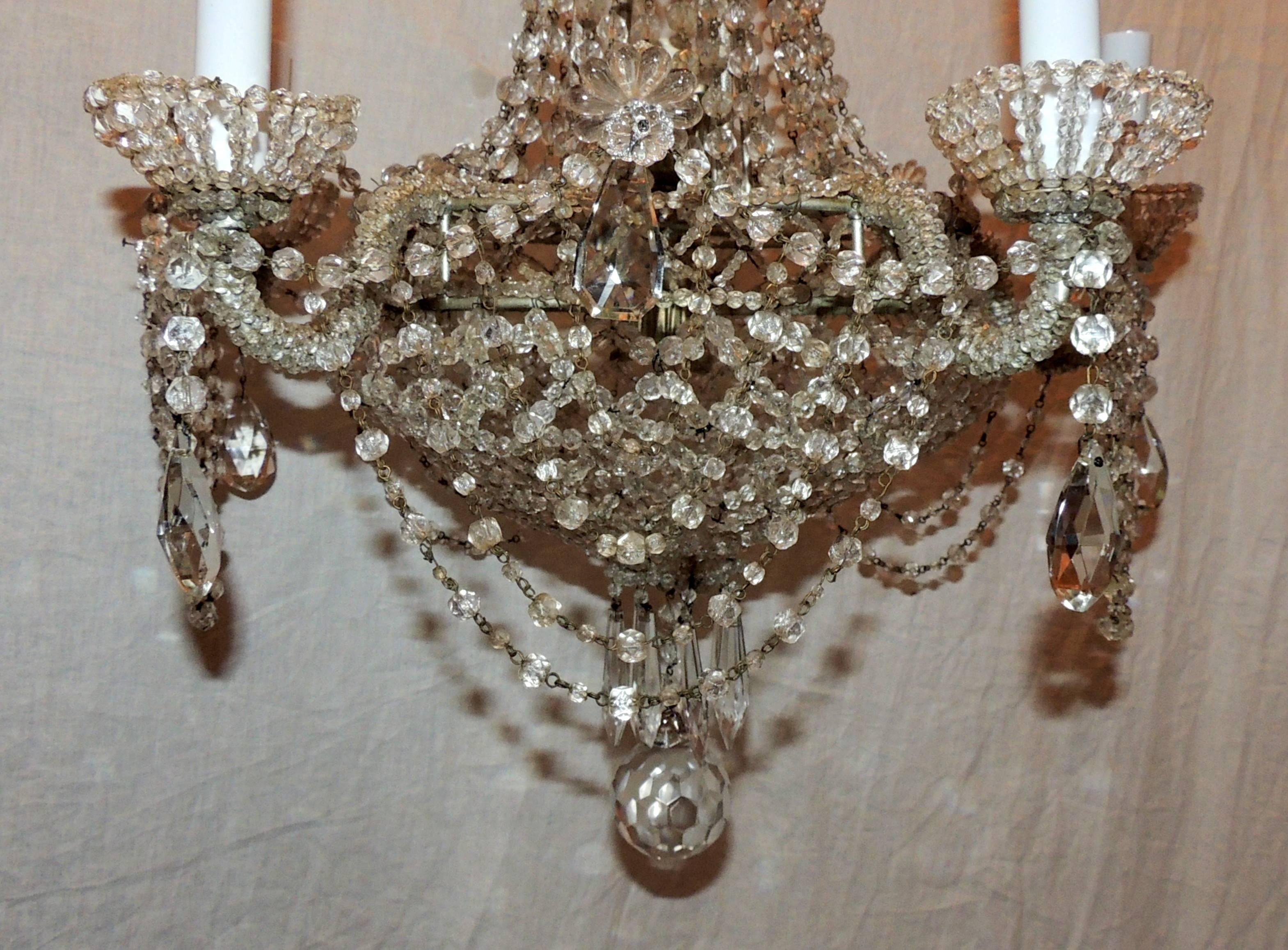 Un très beau panier en treillis en cristal perlé français avec des fleurs et des guirlandes en cascade, ce beau lustre / luminaire a cinq lumières autour des bras et deux lumières internes prenant un maximum de 40 watts par prise.