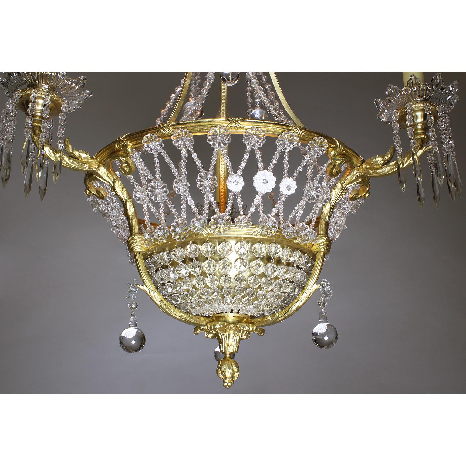 Französischer Kronleuchter der Belle Époque des 19. und 20. Jahrhunderts aus vergoldeter Bronze und geschliffenem Glas (Vergoldet) im Angebot