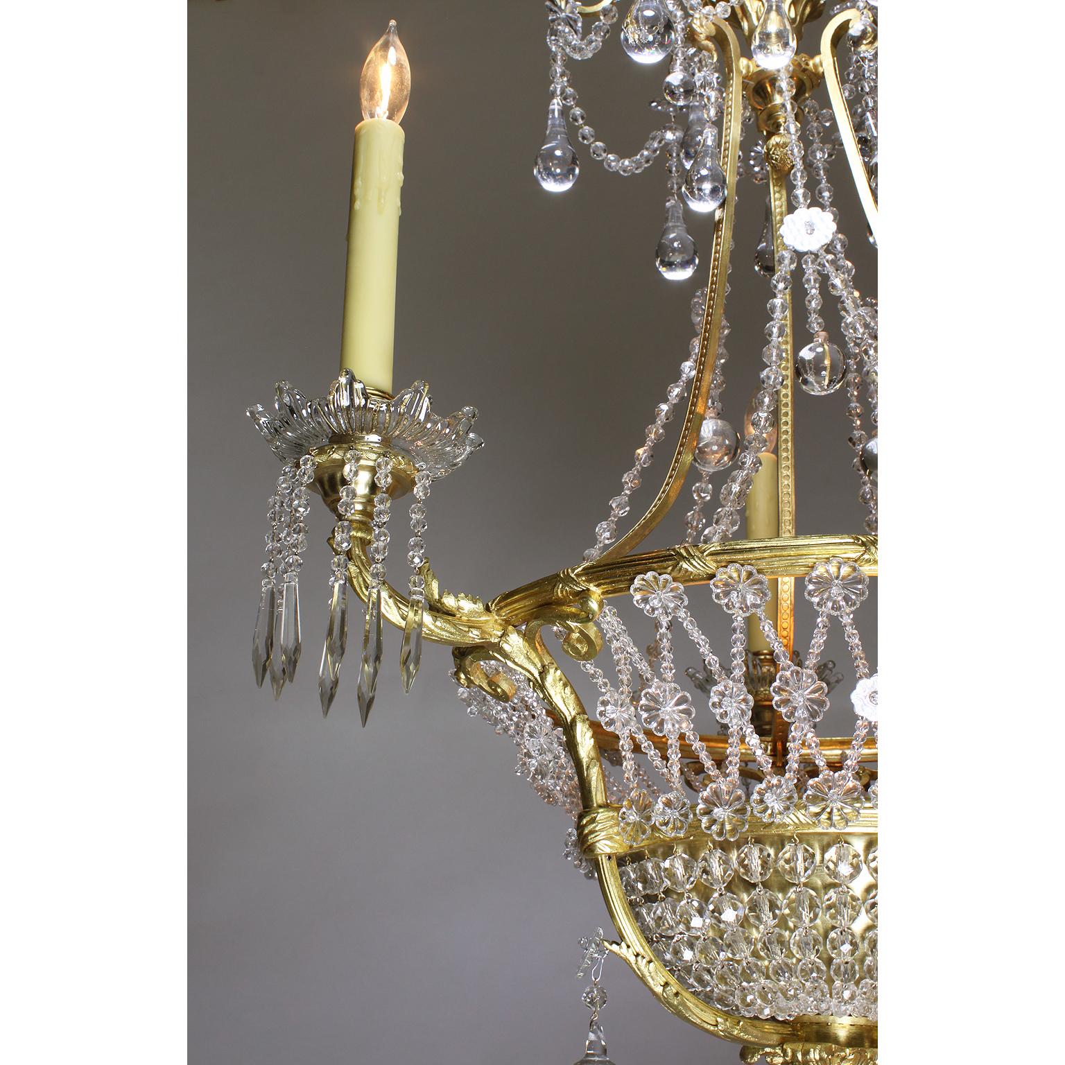 Französischer Kronleuchter der Belle Époque des 19. und 20. Jahrhunderts aus vergoldeter Bronze und geschliffenem Glas im Zustand „Hervorragend“ im Angebot in Los Angeles, CA