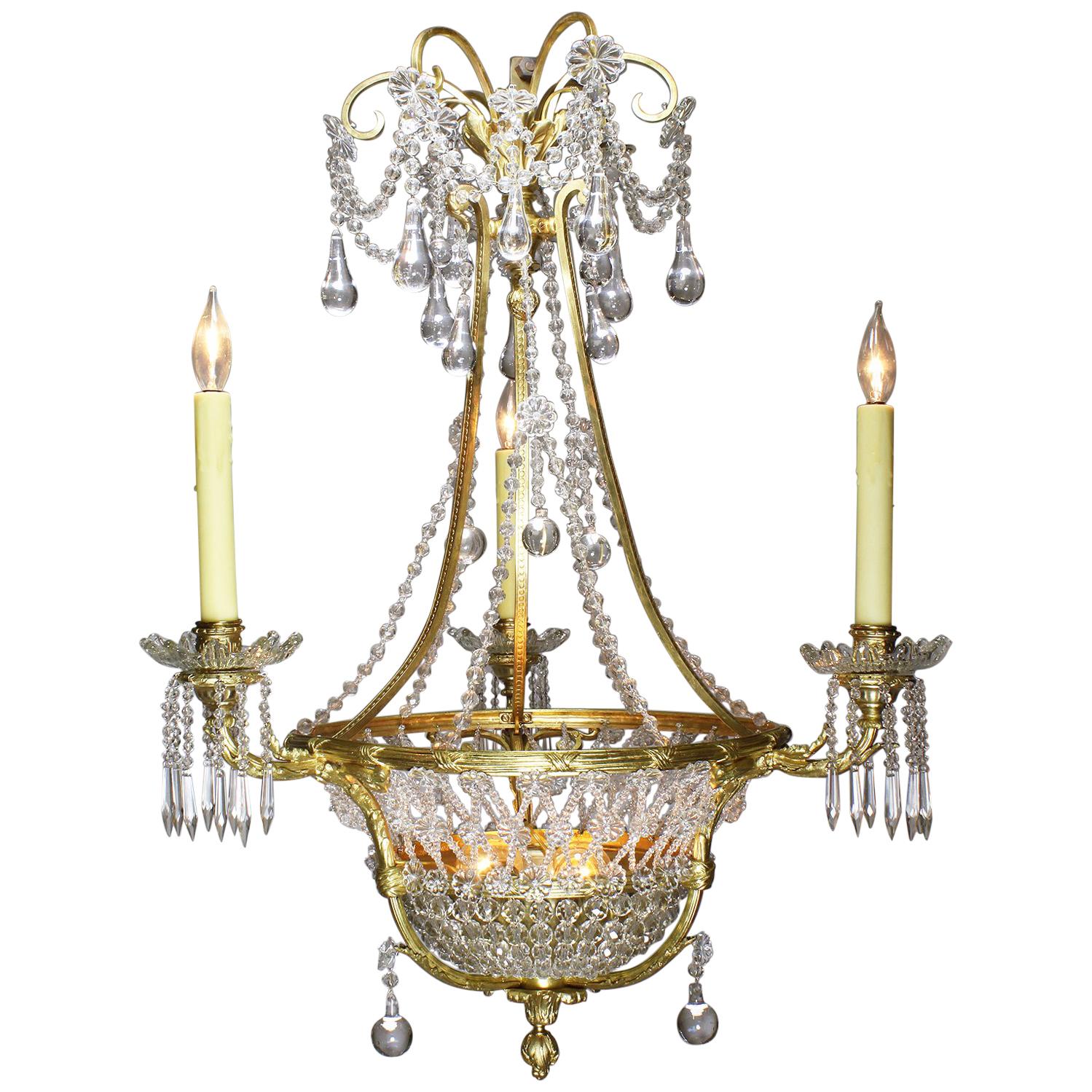 Französischer Kronleuchter der Belle Époque des 19. und 20. Jahrhunderts aus vergoldeter Bronze und geschliffenem Glas im Angebot
