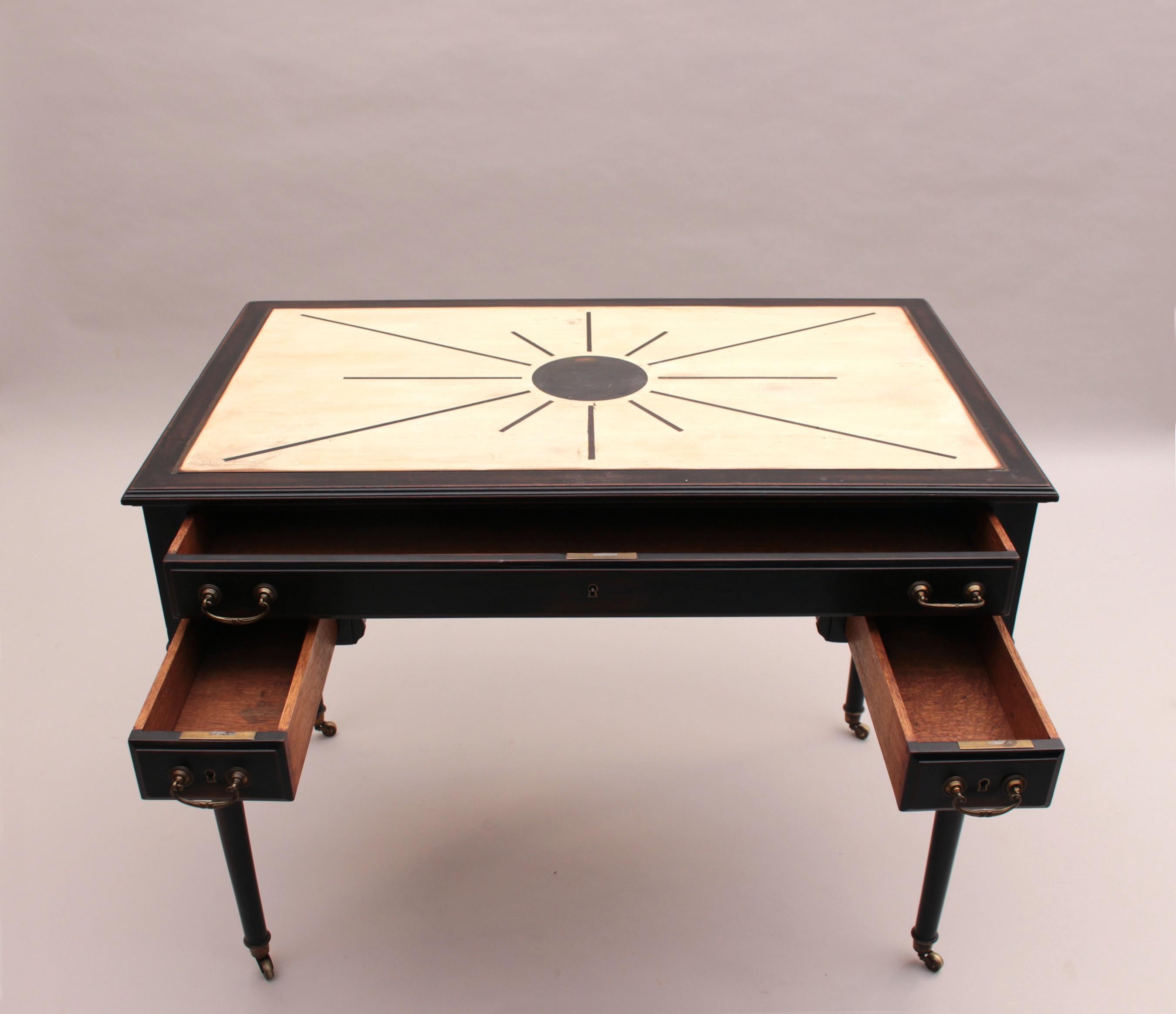 Fine table française en bois noirci avec plateau laqué blanc cassé et incrustations en vente 2