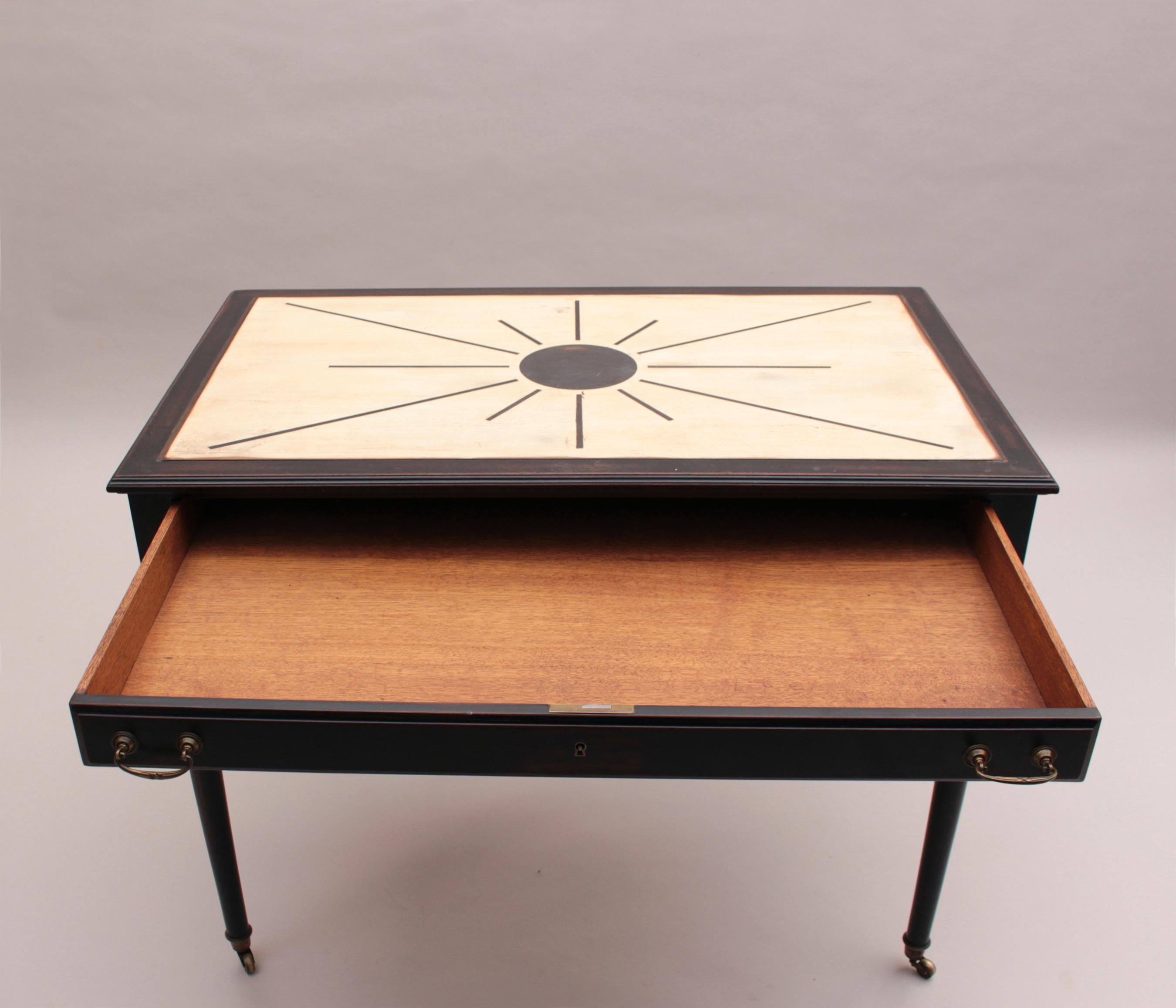 Fine table française en bois noirci avec plateau laqué blanc cassé et incrustations en vente 3