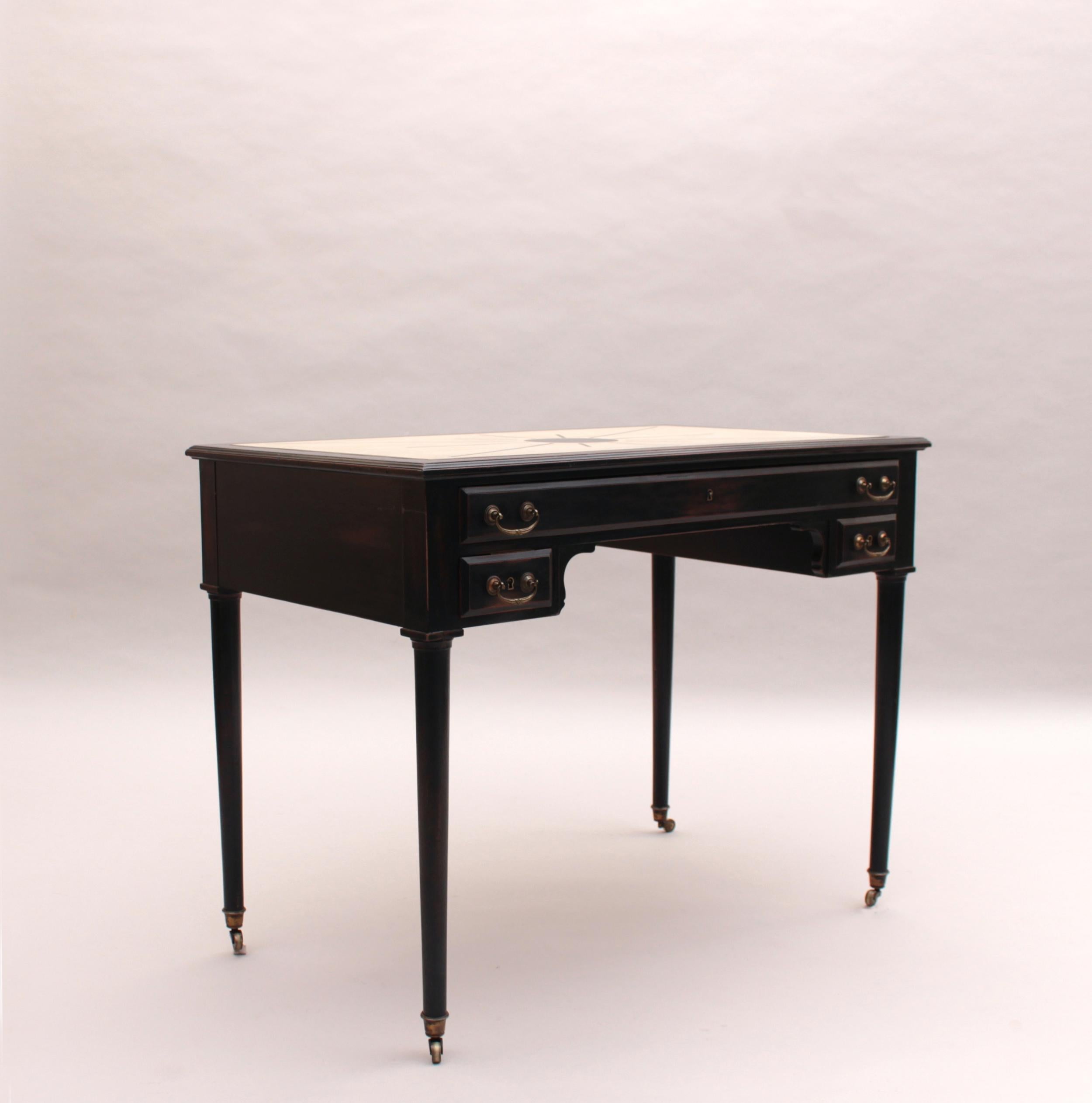 Französischer Schreibtisch aus geschwärztem Holz mit cremefarbener, weiß lackierter Platte und Intarsien (Art déco) im Angebot