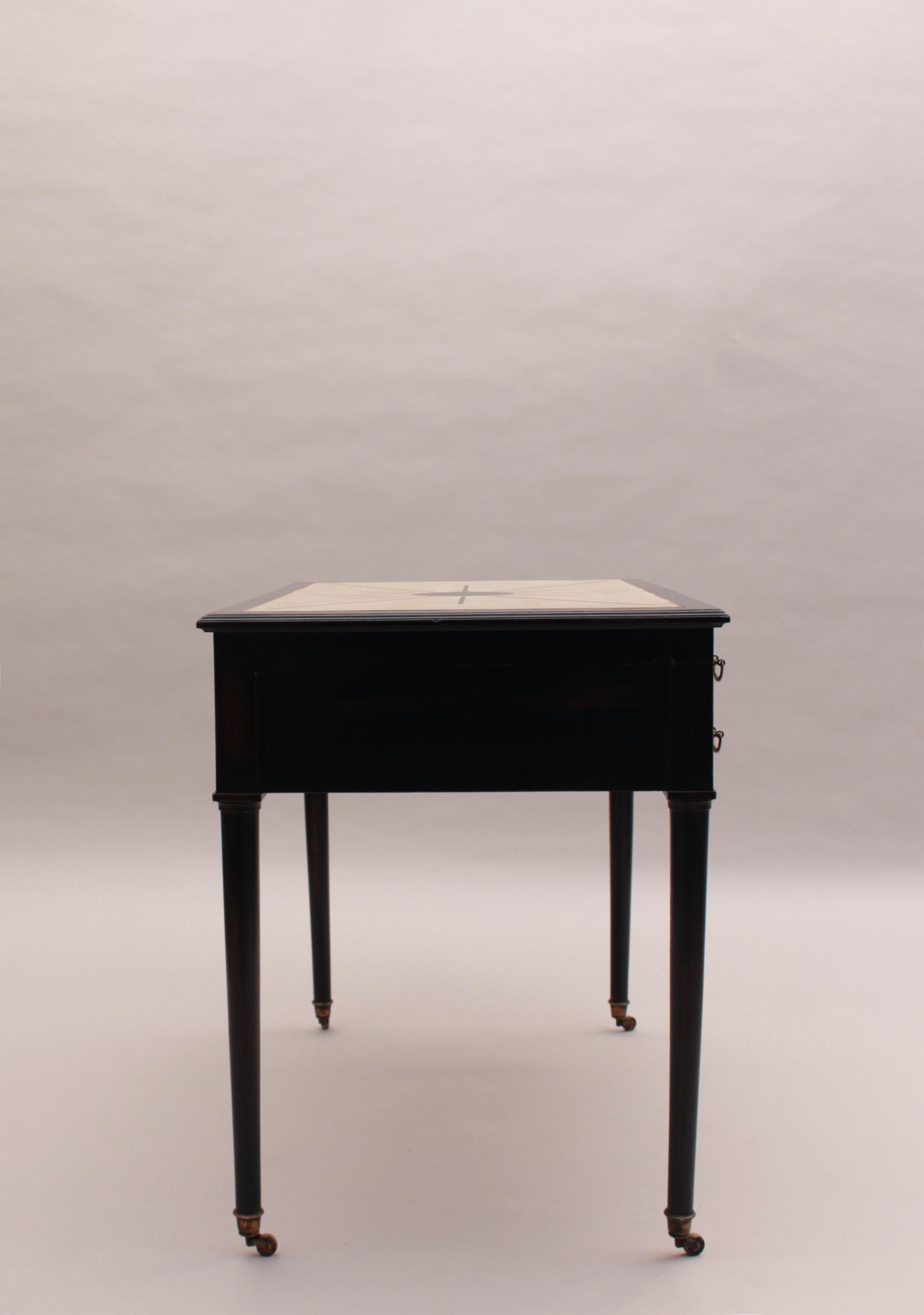 Art déco Fine table française en bois noirci avec plateau laqué blanc cassé et incrustations en vente