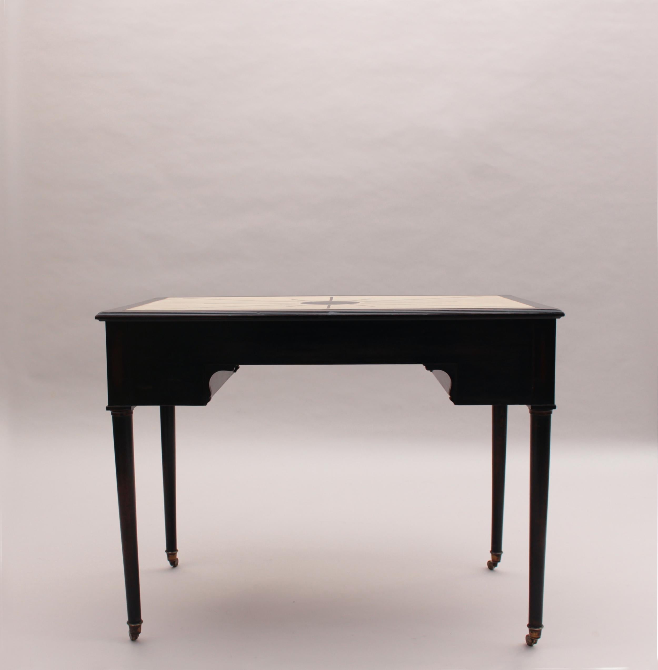 Français Fine table française en bois noirci avec plateau laqué blanc cassé et incrustations en vente
