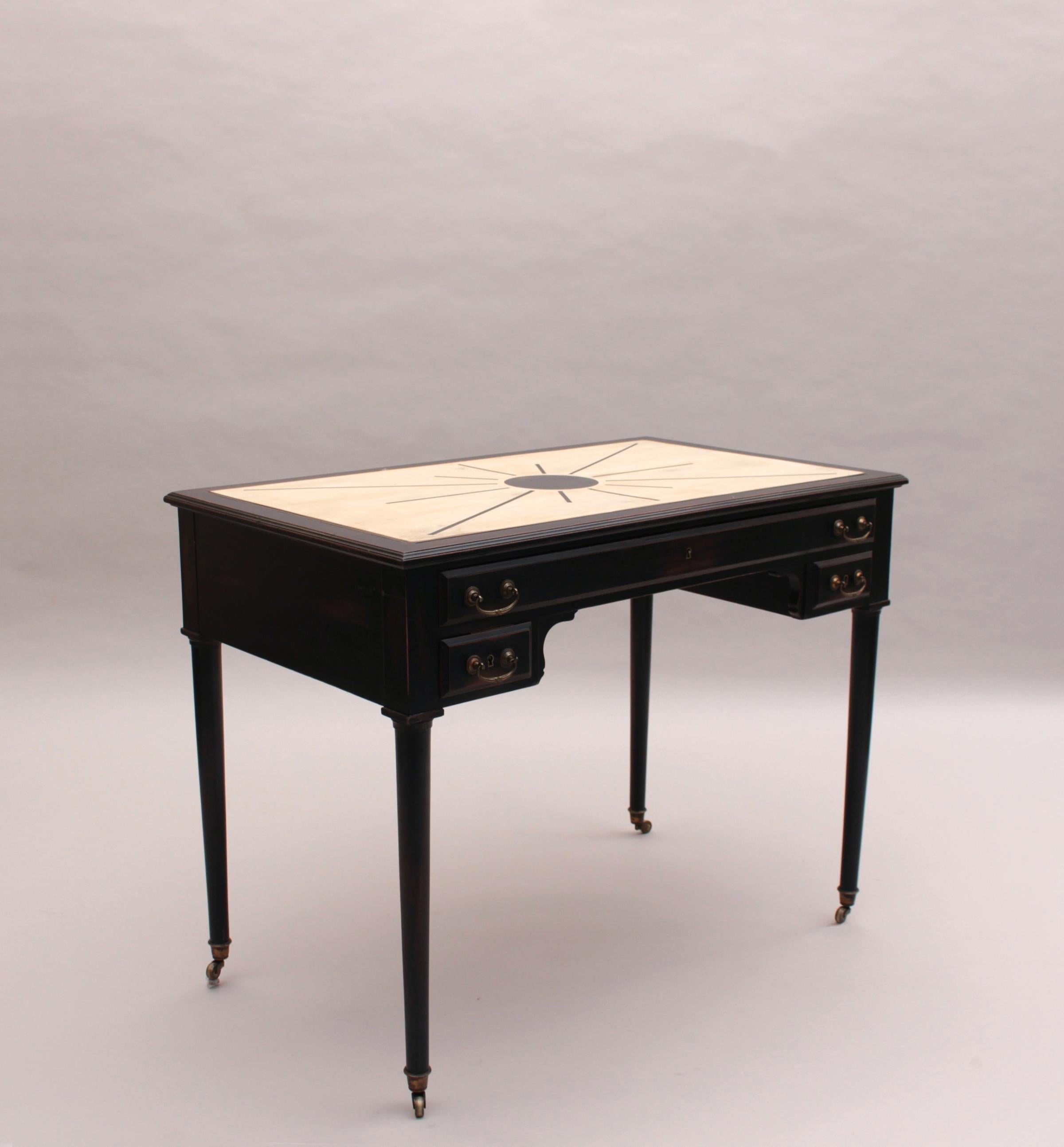 Französischer Schreibtisch aus geschwärztem Holz mit cremefarbener, weiß lackierter Platte und Intarsien (Messing) im Angebot
