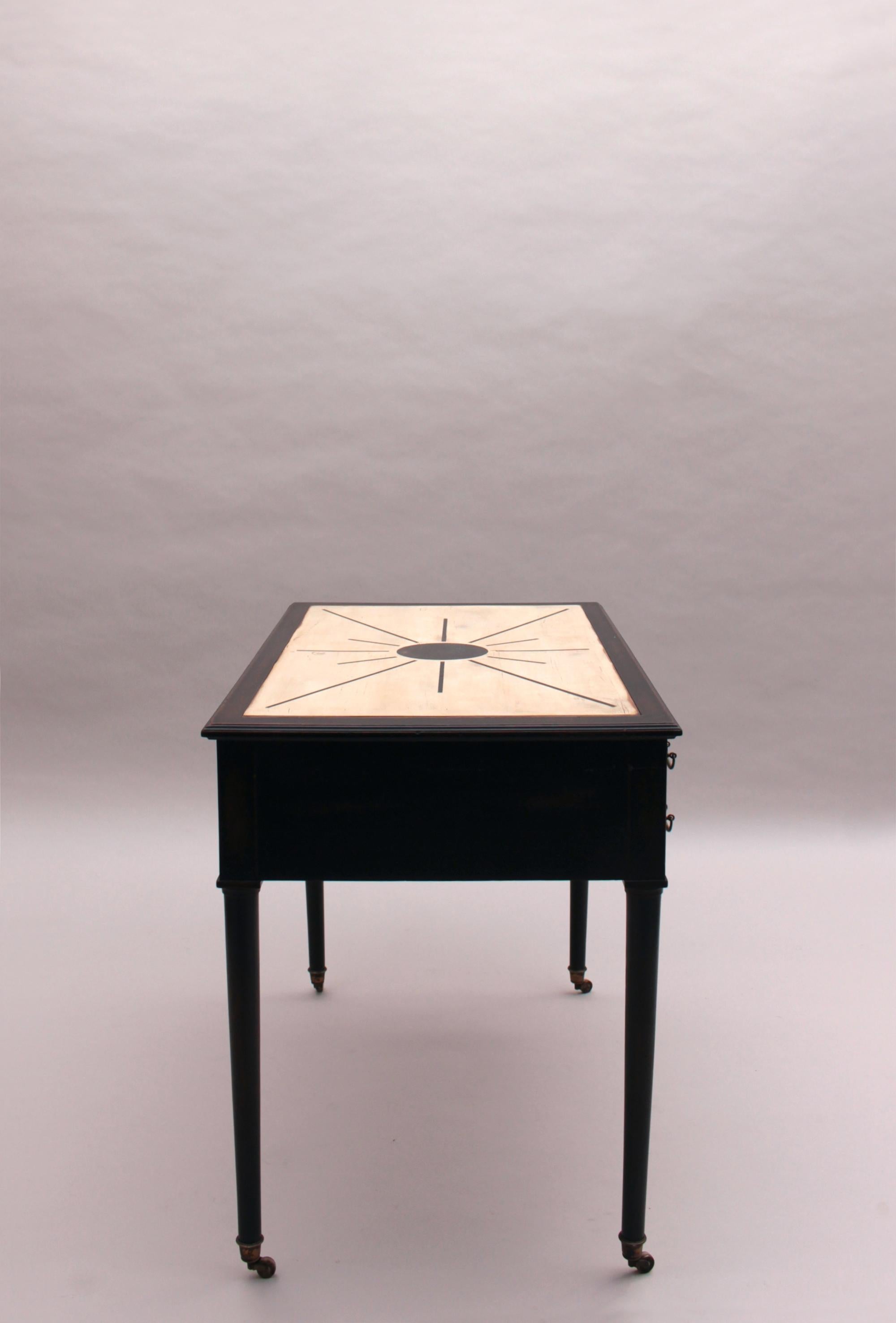 Début du 20ème siècle Fine table française en bois noirci avec plateau laqué blanc cassé et incrustations en vente