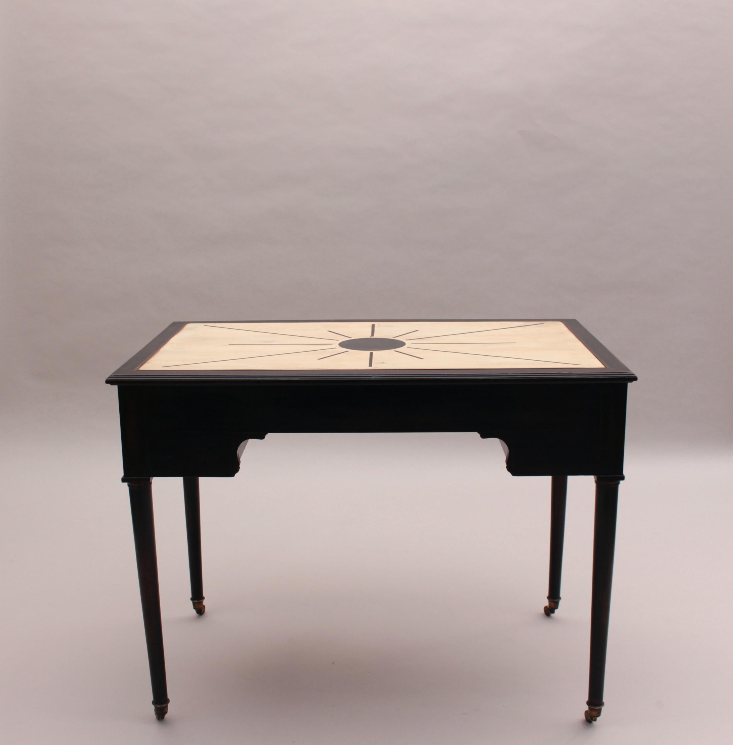 Laiton Fine table française en bois noirci avec plateau laqué blanc cassé et incrustations en vente