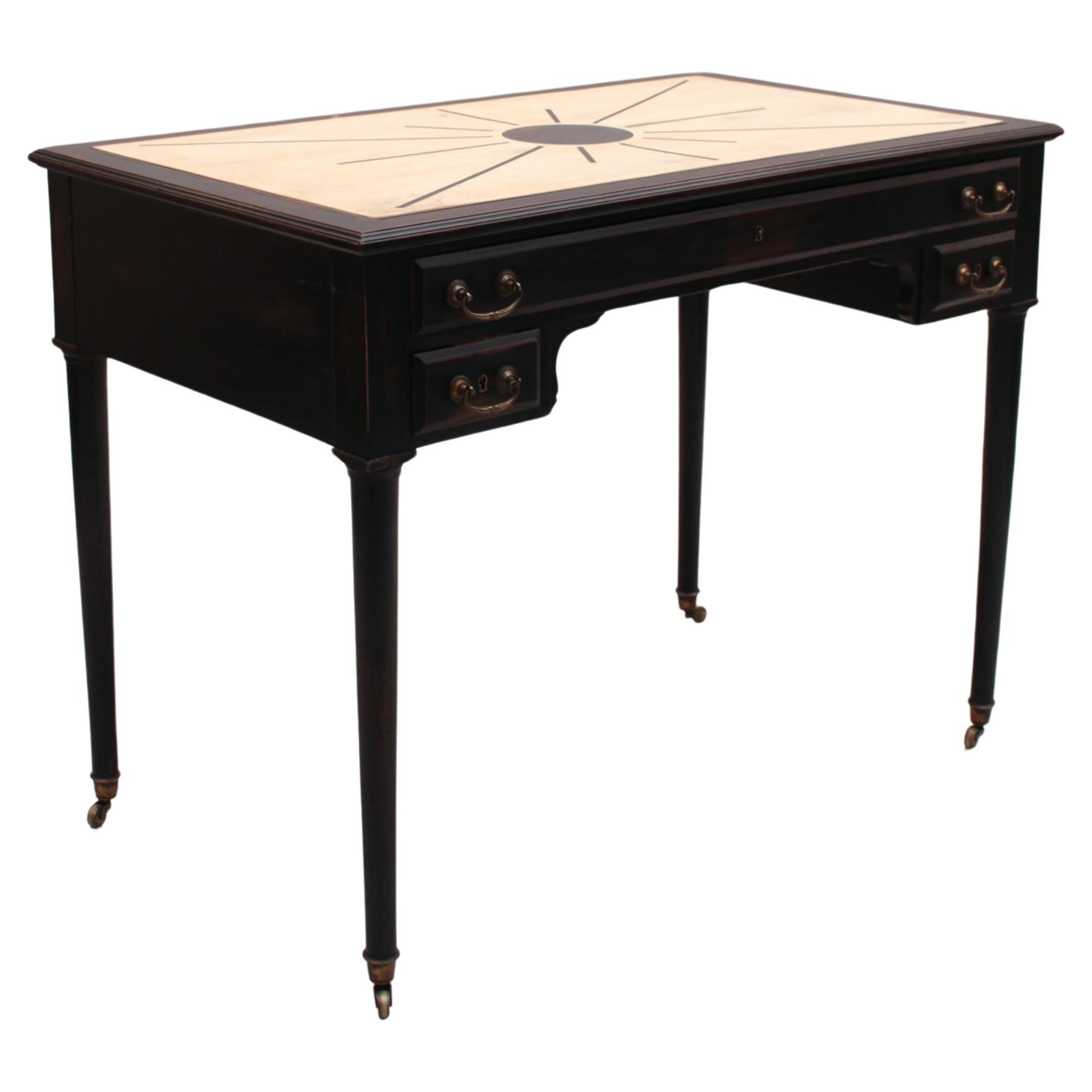 Fine table française en bois noirci avec plateau laqué blanc cassé et incrustations