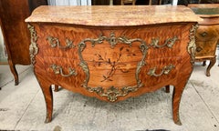 Fine French Bombe' Commode