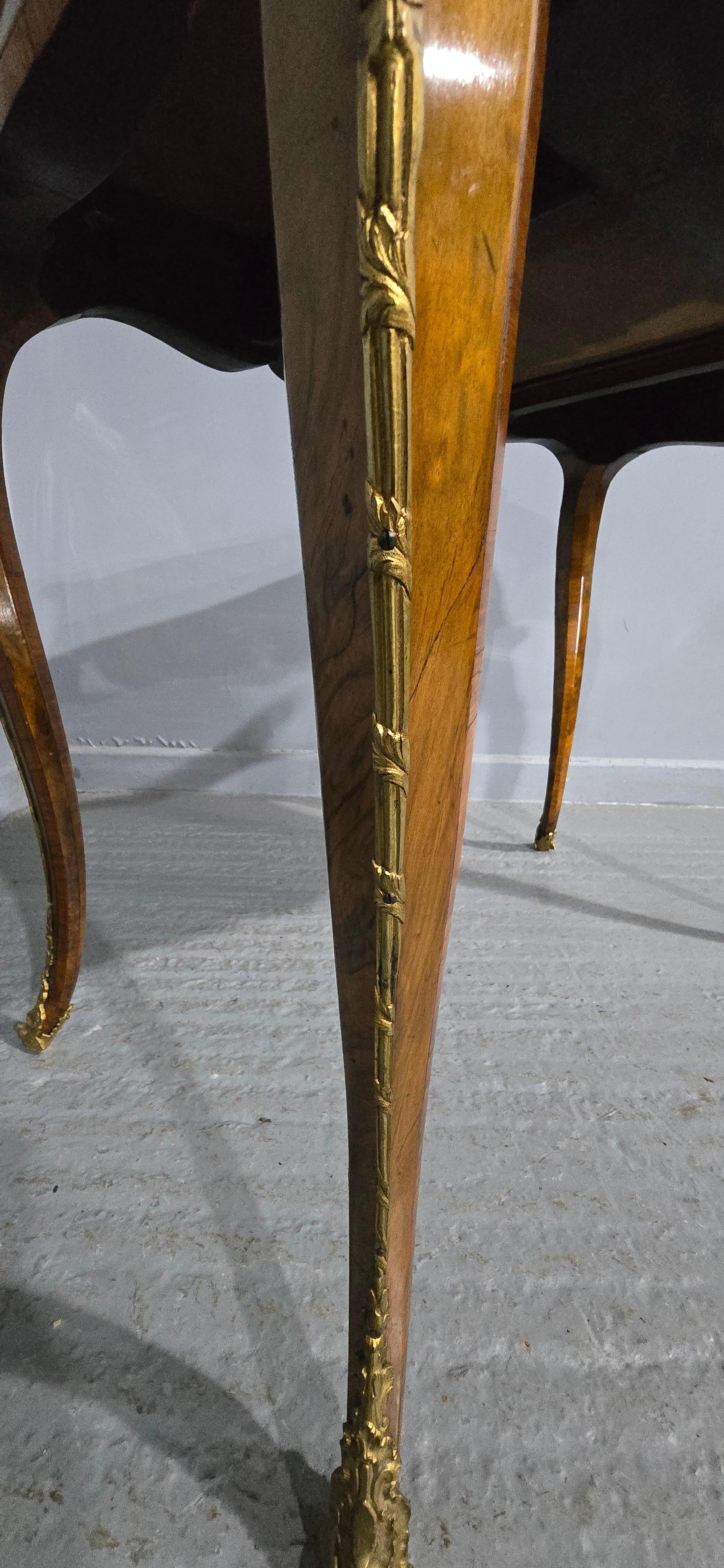 Scrivania Bureau Platt in radica di noce francese pregiata in vendita 2