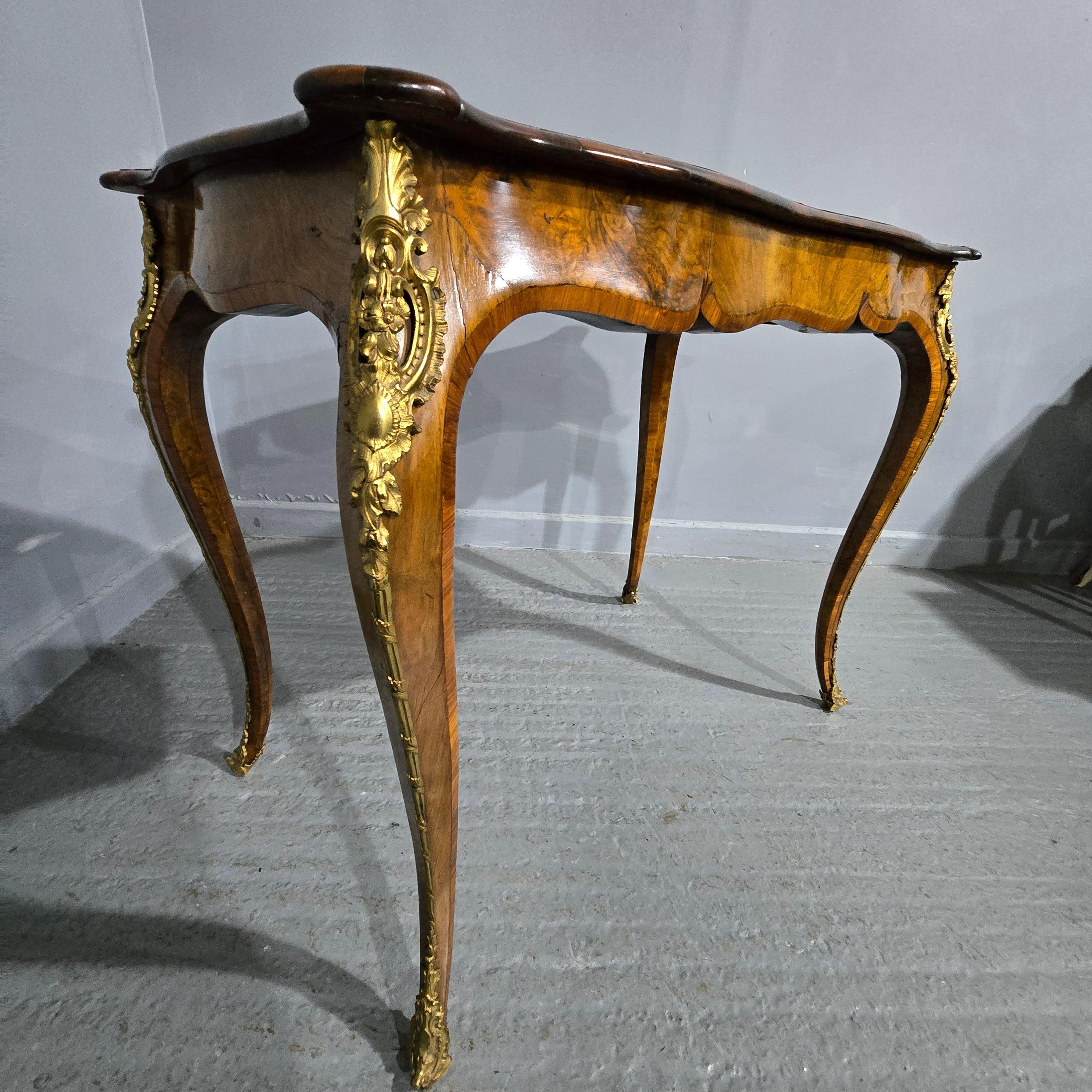 Scrivania Bureau Platt in radica di noce francese pregiata in vendita 5