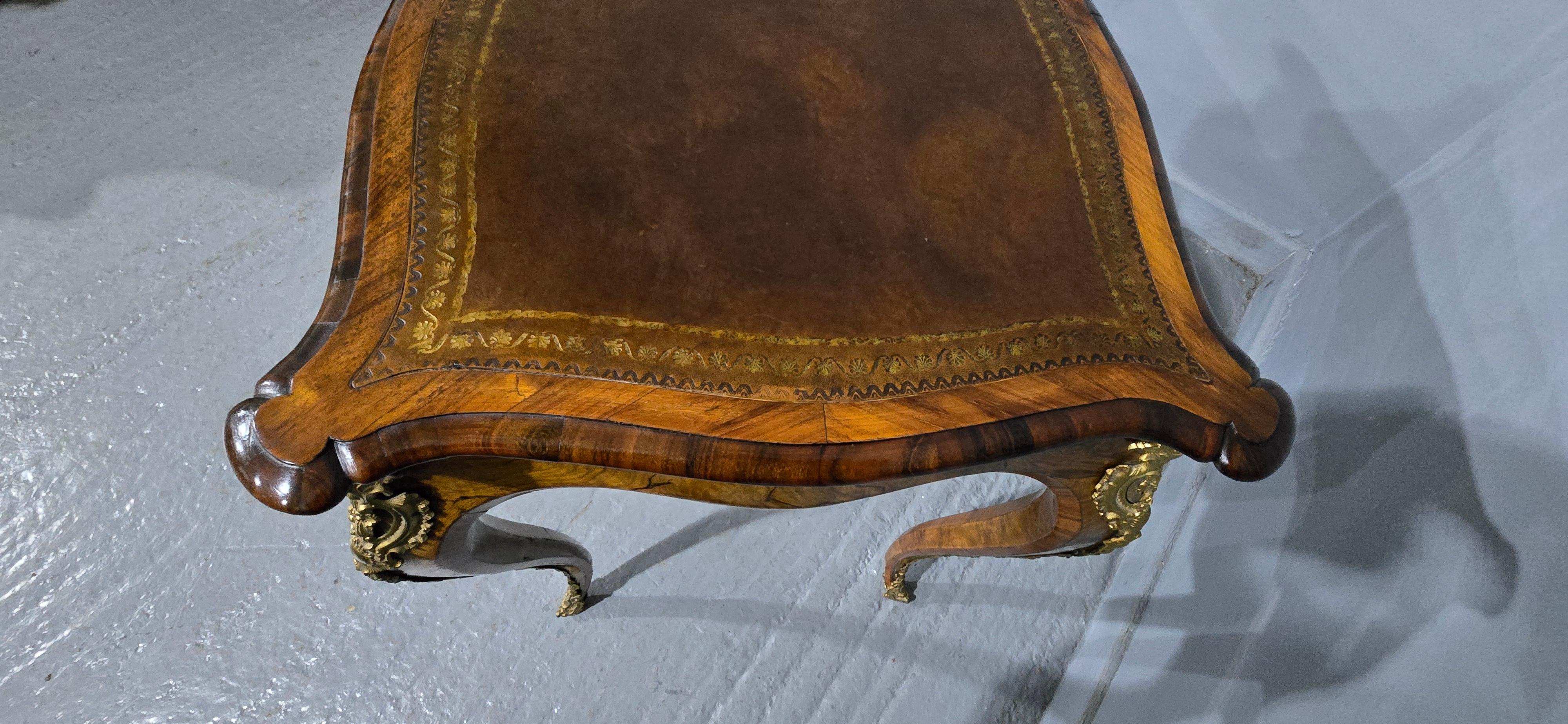 Luigi XIV Scrivania Bureau Platt in radica di noce francese pregiata in vendita