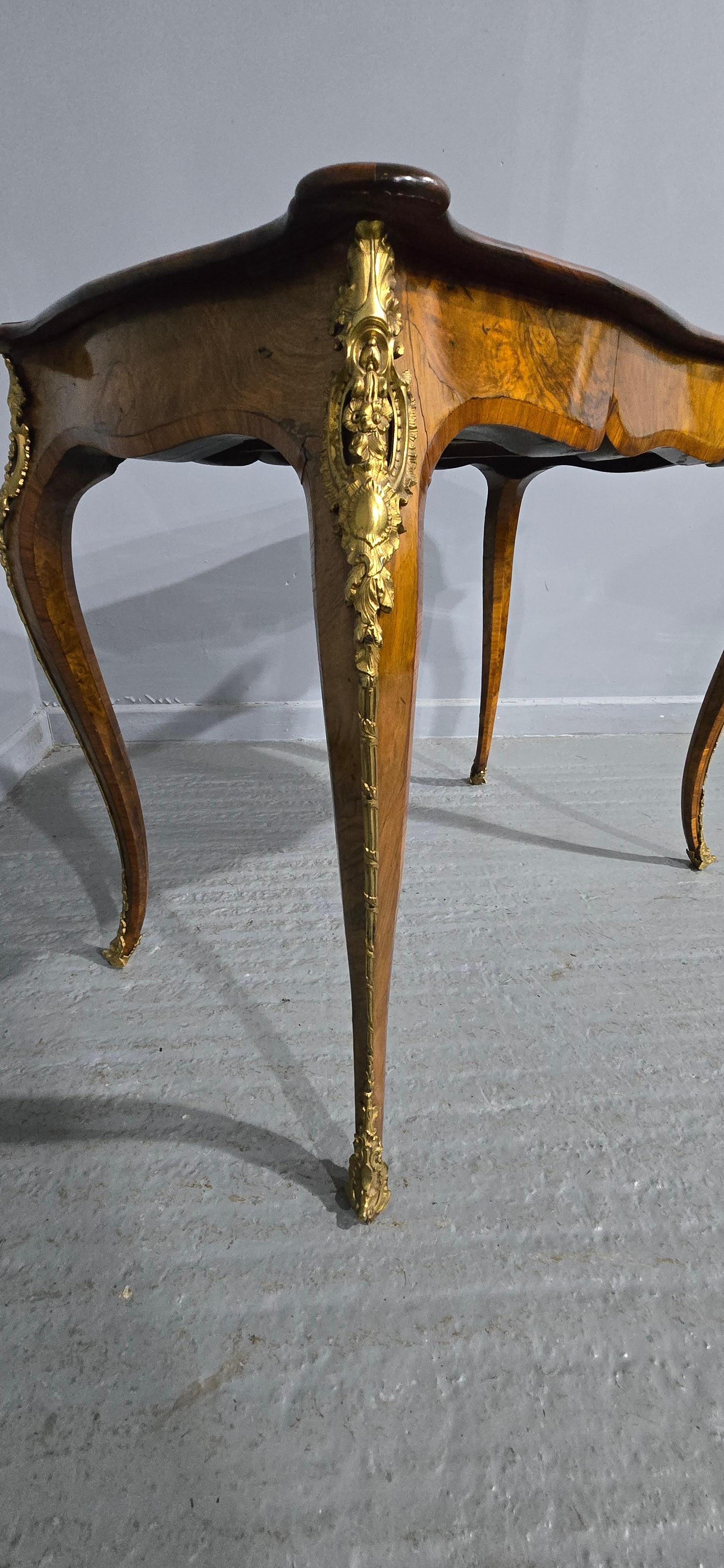 Scrivania Bureau Platt in radica di noce francese pregiata in vendita 1