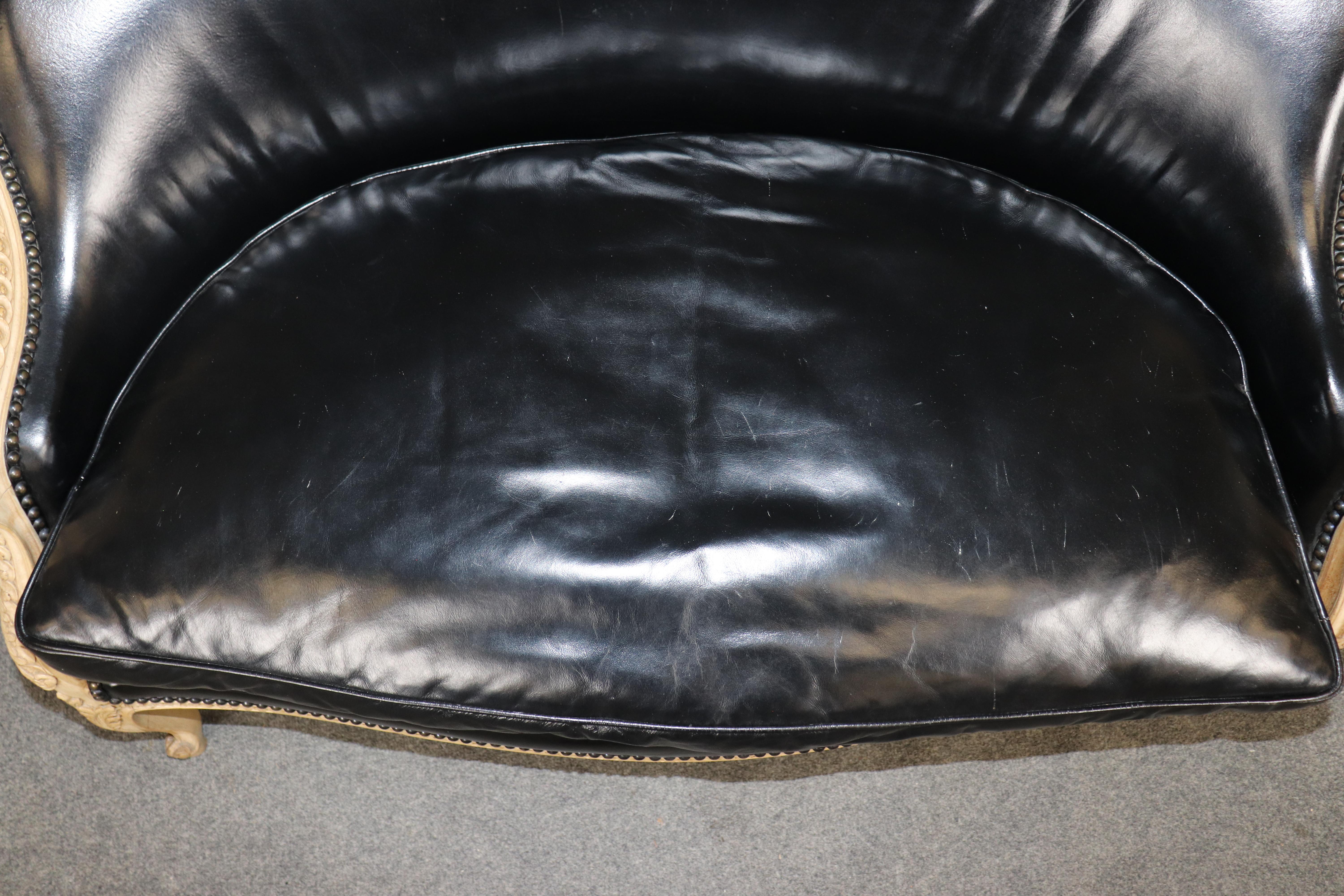 Canapé français en cuir sculpté et peint Louis XV Canape Epoque 1950 en vente 4