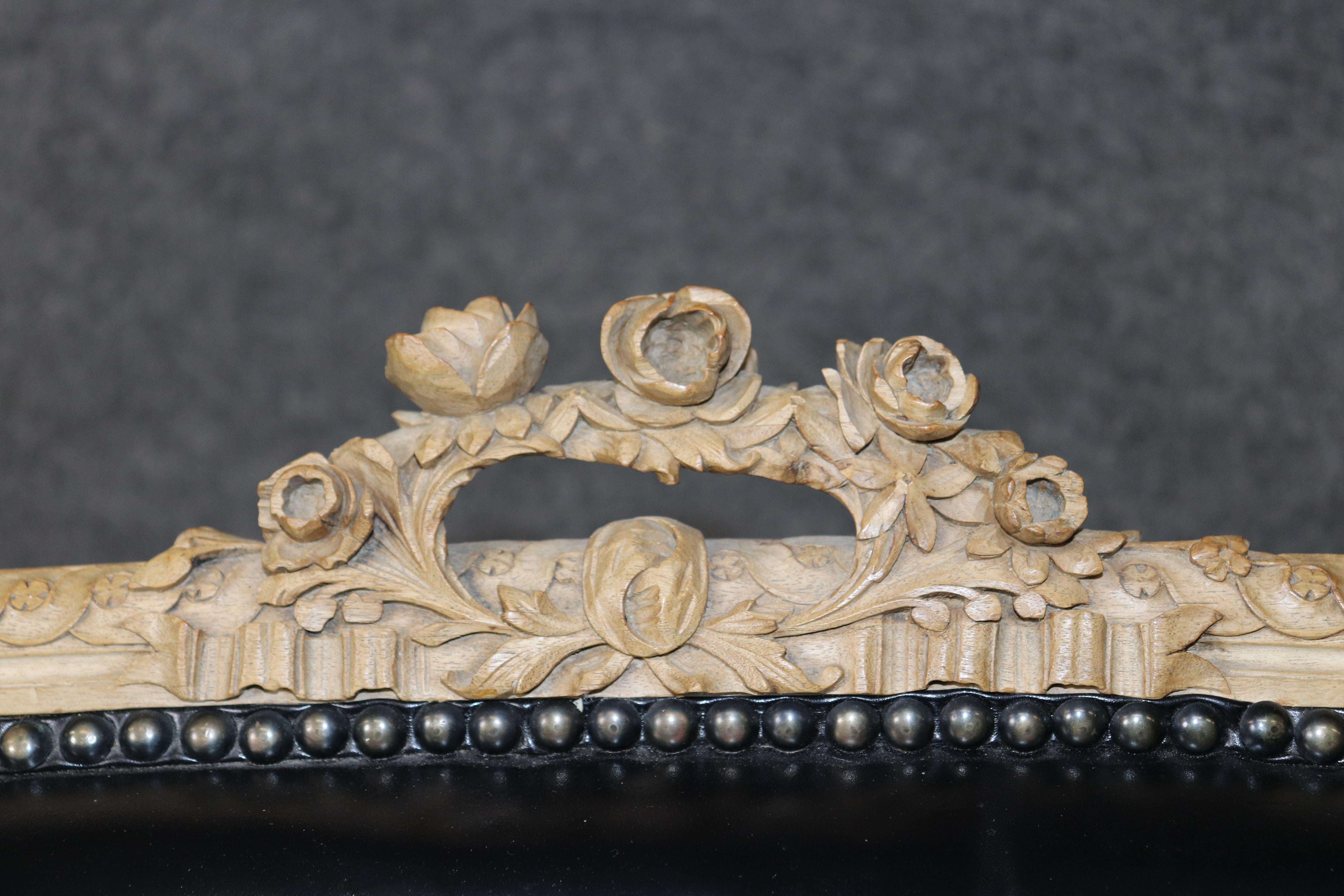 Infusez votre intérieur avec une élégance intemporelle en utilisant cet exquis canapé de style Louis XV de fabrication française des années 1950, fabriqué de manière experte à partir de noyer massif et fini dans un cadre peint vieilli. Ce canapé