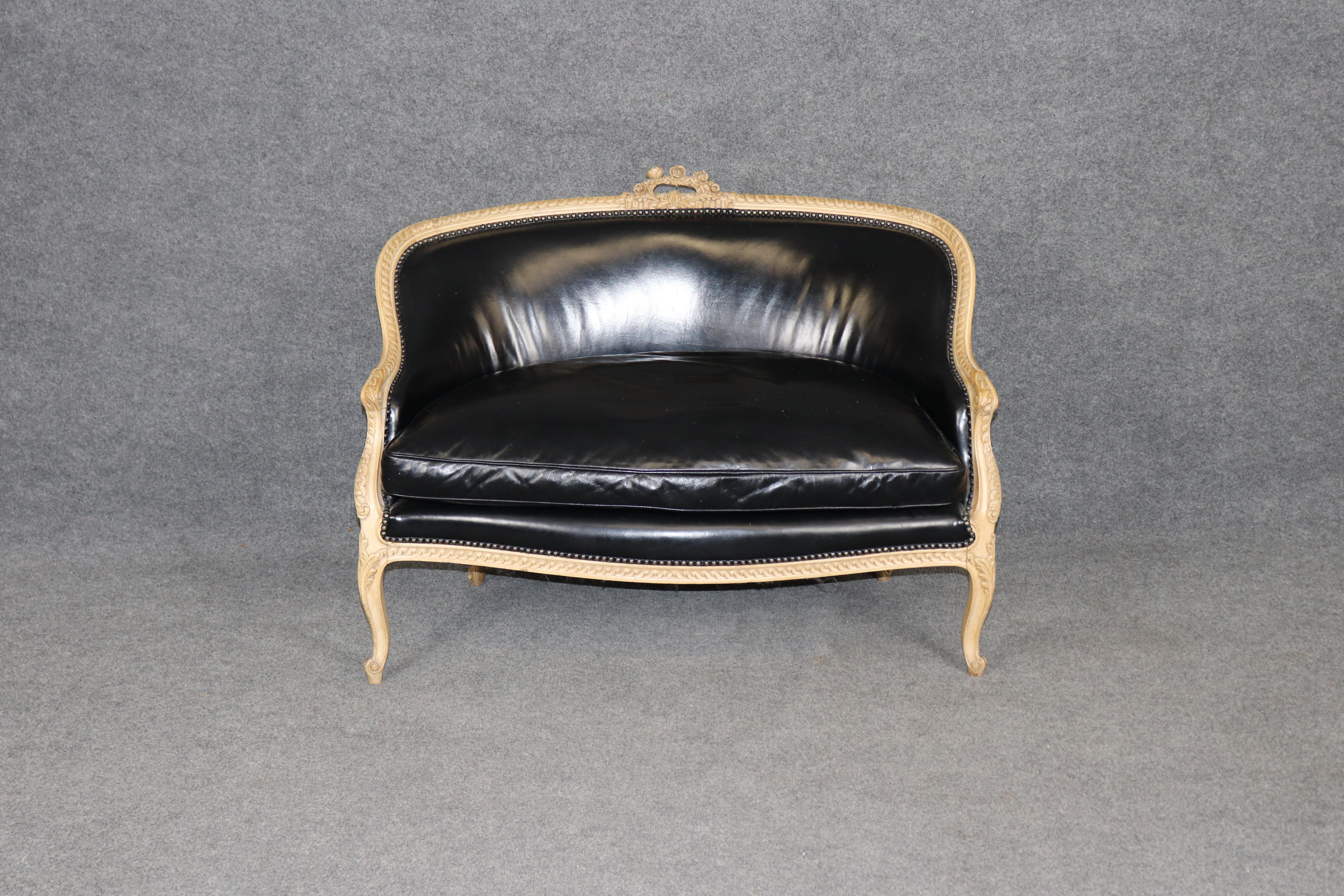 Français Canapé français en cuir sculpté et peint Louis XV Canape Epoque 1950 en vente