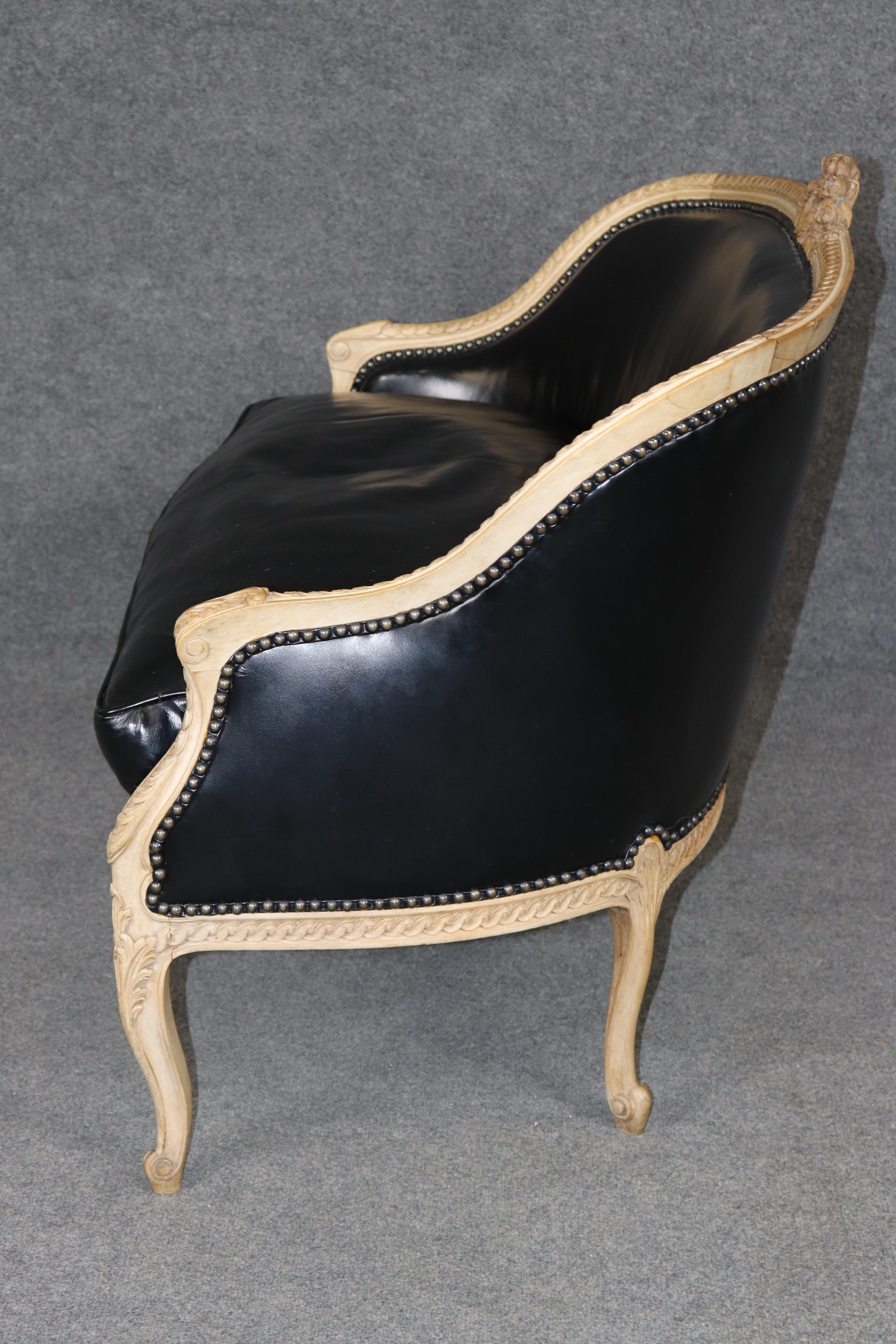 Canapé français en cuir sculpté et peint Louis XV Canape Epoque 1950 Bon état - En vente à Swedesboro, NJ